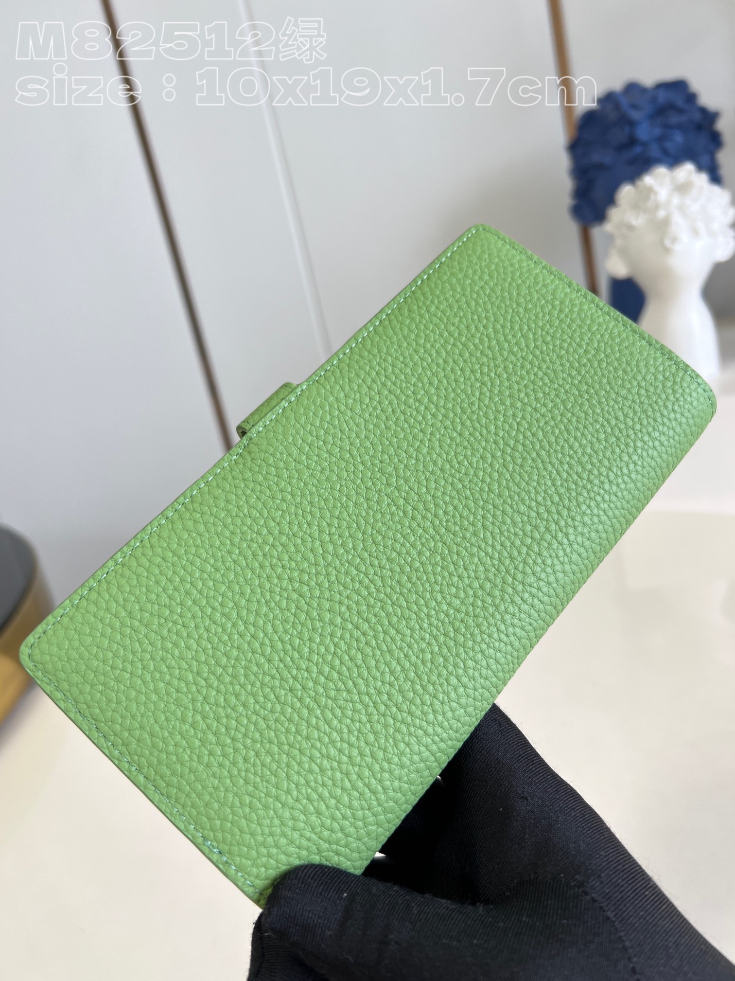 l0*is v*t0n m82512 green lv vertical wallet in S*pple grained taurillon leather