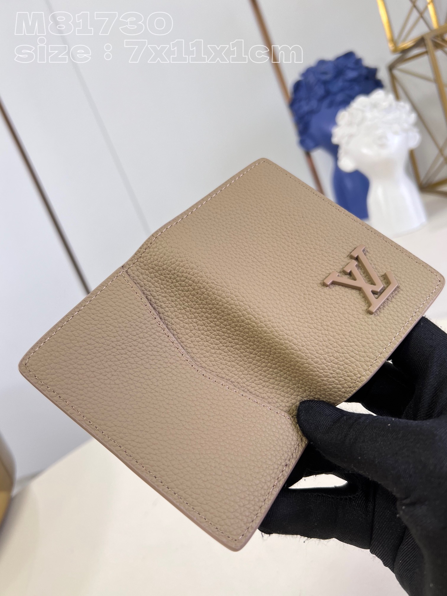 l0*is V*t0n m81730 apricot l0*is V*t0n bag is made of soft cowhide dyed in a sea color with