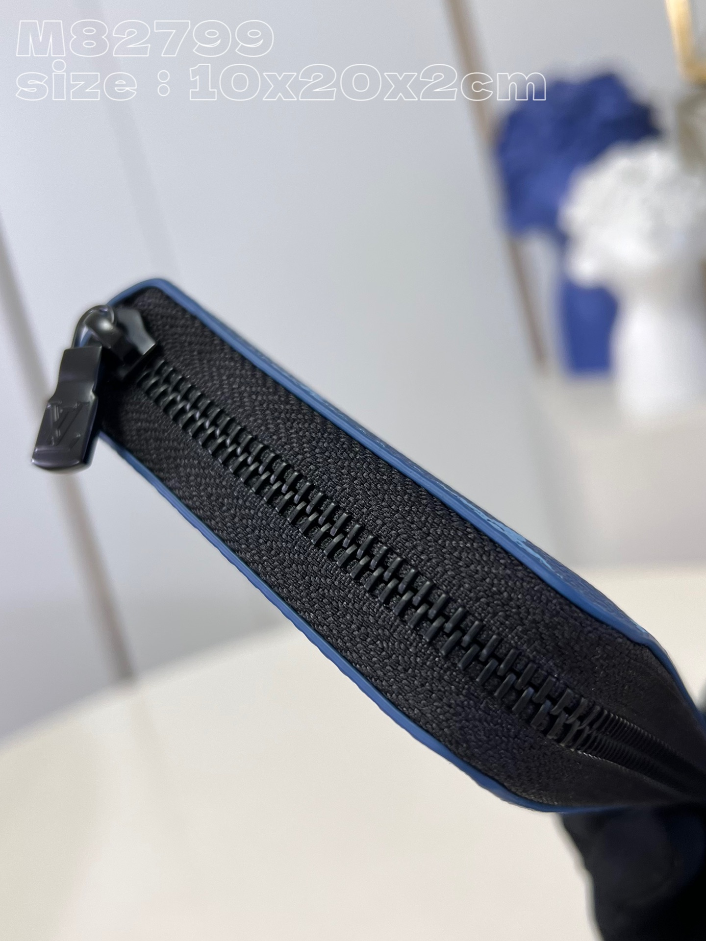 m82799 blue zippy bag in monogram canvas with a contrasting color scheme and “l0*is V*t0n” in