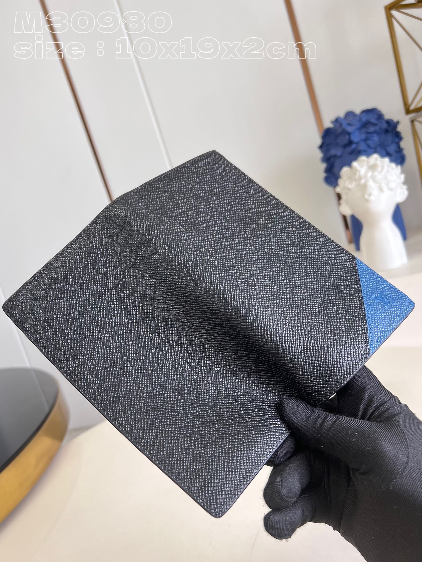 the brazza wallet in l0*is V*t0n m30980 has the rich texture of taga leather and the traditional