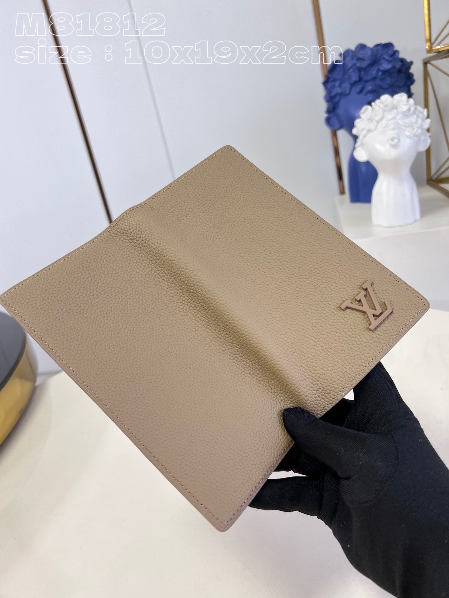 l0*is V*t0n m81812 apricot the new lv aerogram brazza wallet emphasizes the fine texture of