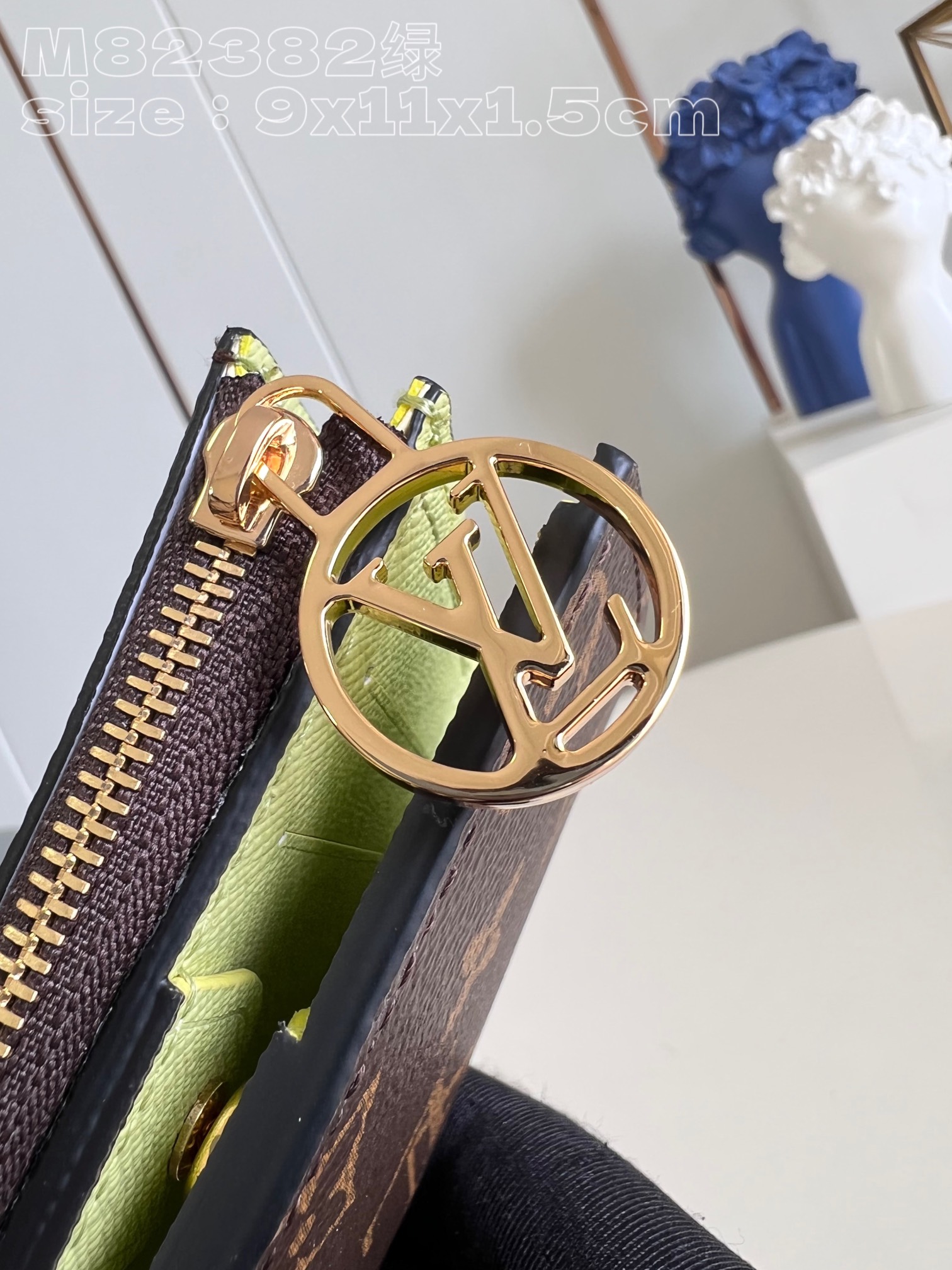 l0*is V*t0n m82382 green portefeuille lisa is made of monogram canvas and lined
