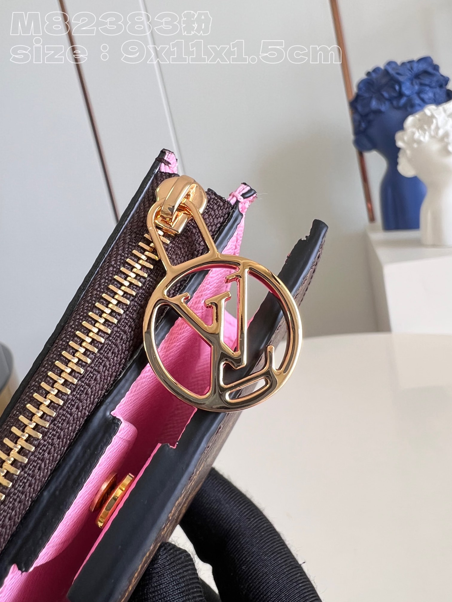 l0*is V*t0n m82383 pink portefeuille lisa is made of monogram canvas and lined with colorful