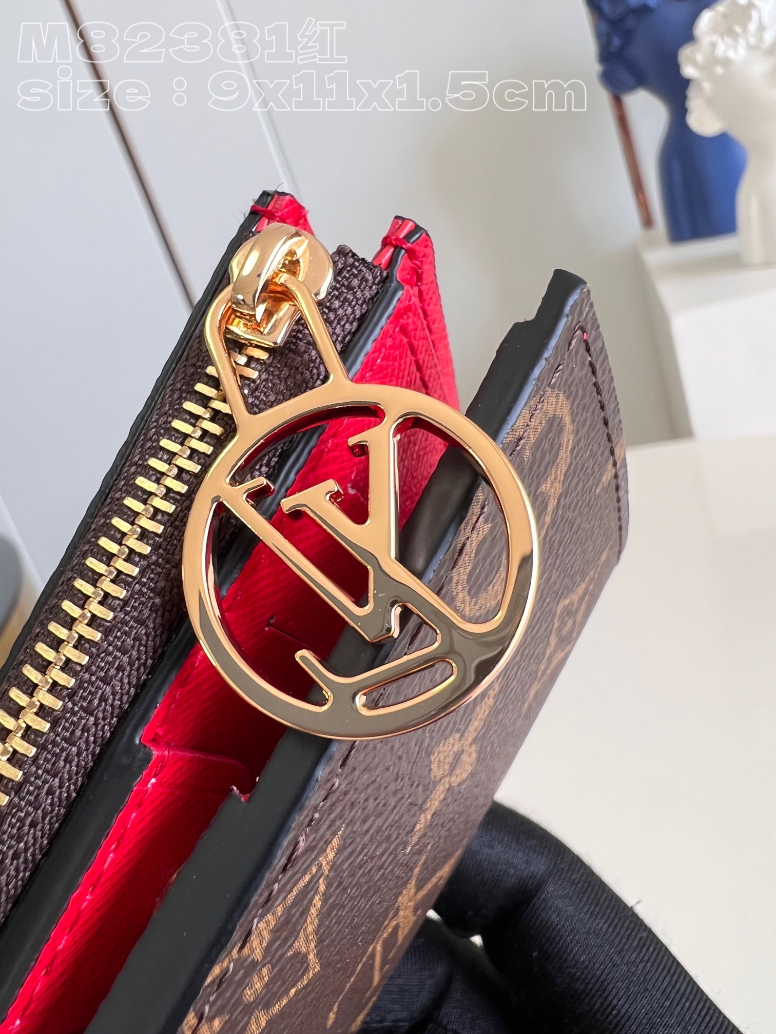 l0*is V*t0n m82381 red portefeuille lisa is made of monogram canvas and lined with colored