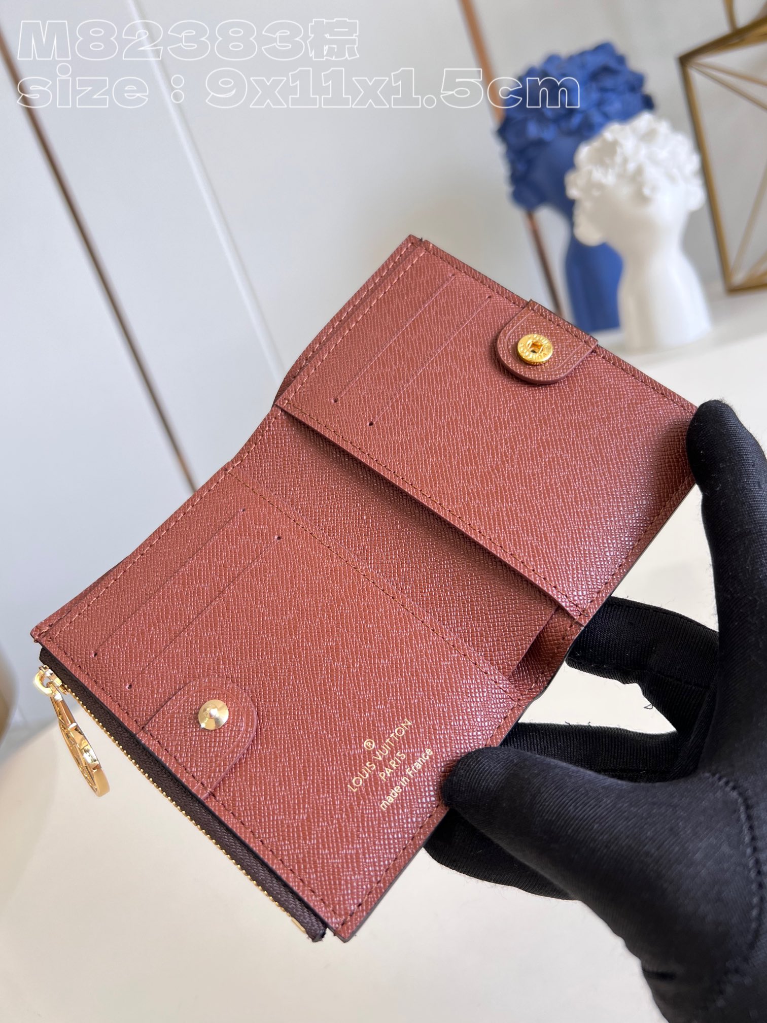 l0*is V*t0n m82415 brown portefeuille lisa is made of monogram canvas and lined with colored