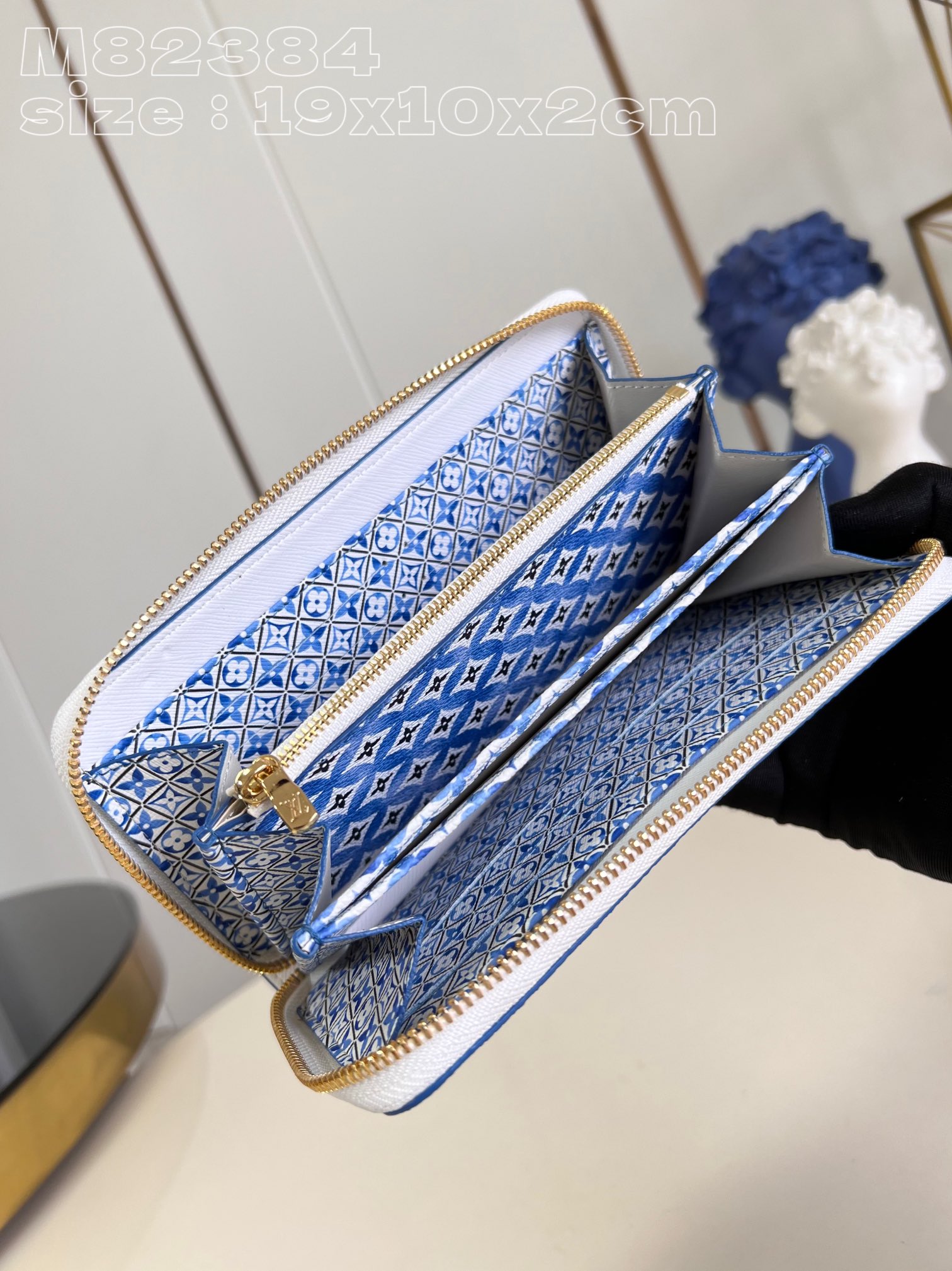 l0*is V*t0n m82384 zippy wallet in blue is made of canvas with an oversized monogram pattern