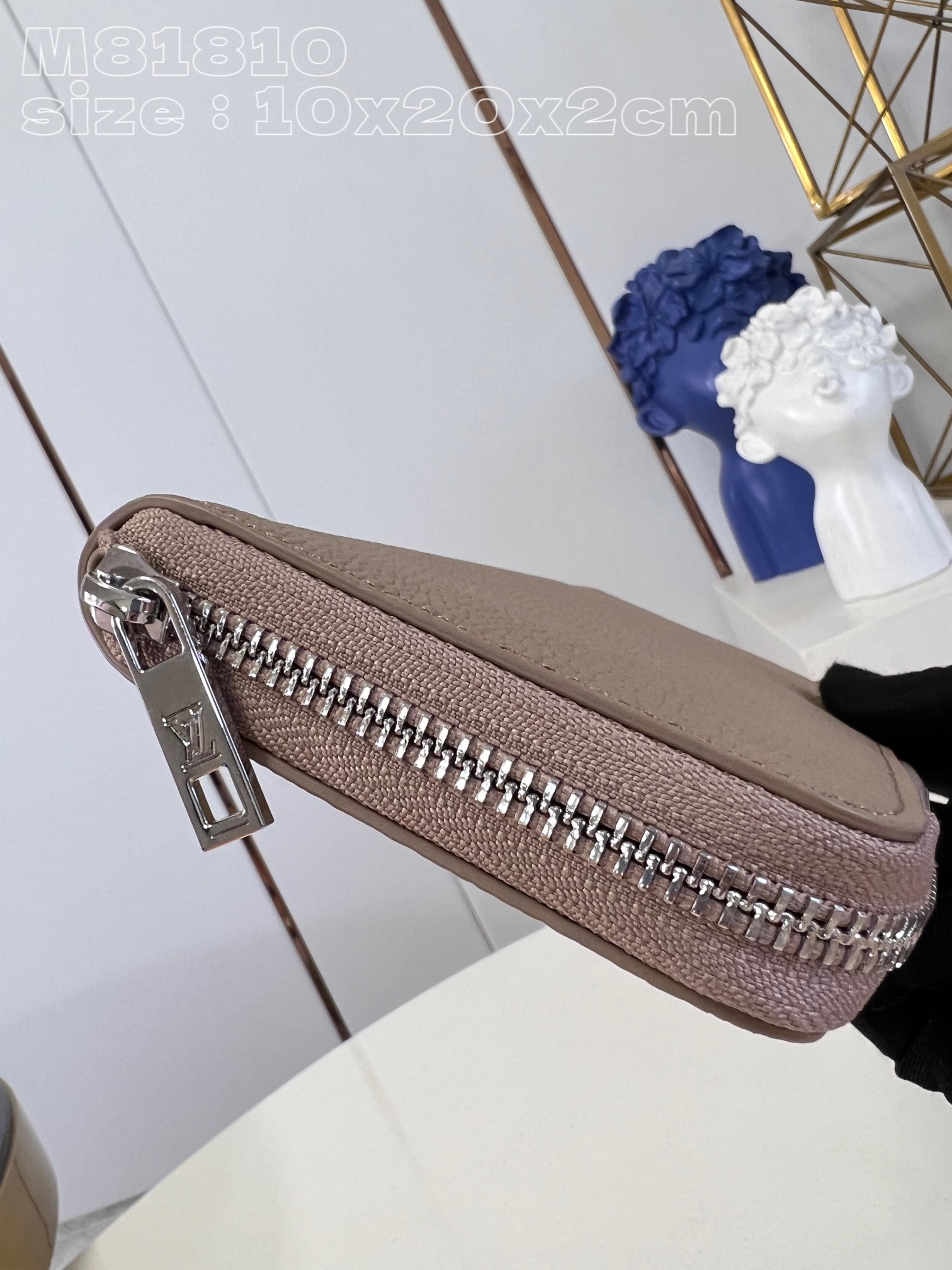 l0*is V*t0n m81810 apricot lv aerogram leather gives the zippy bag an understated style and