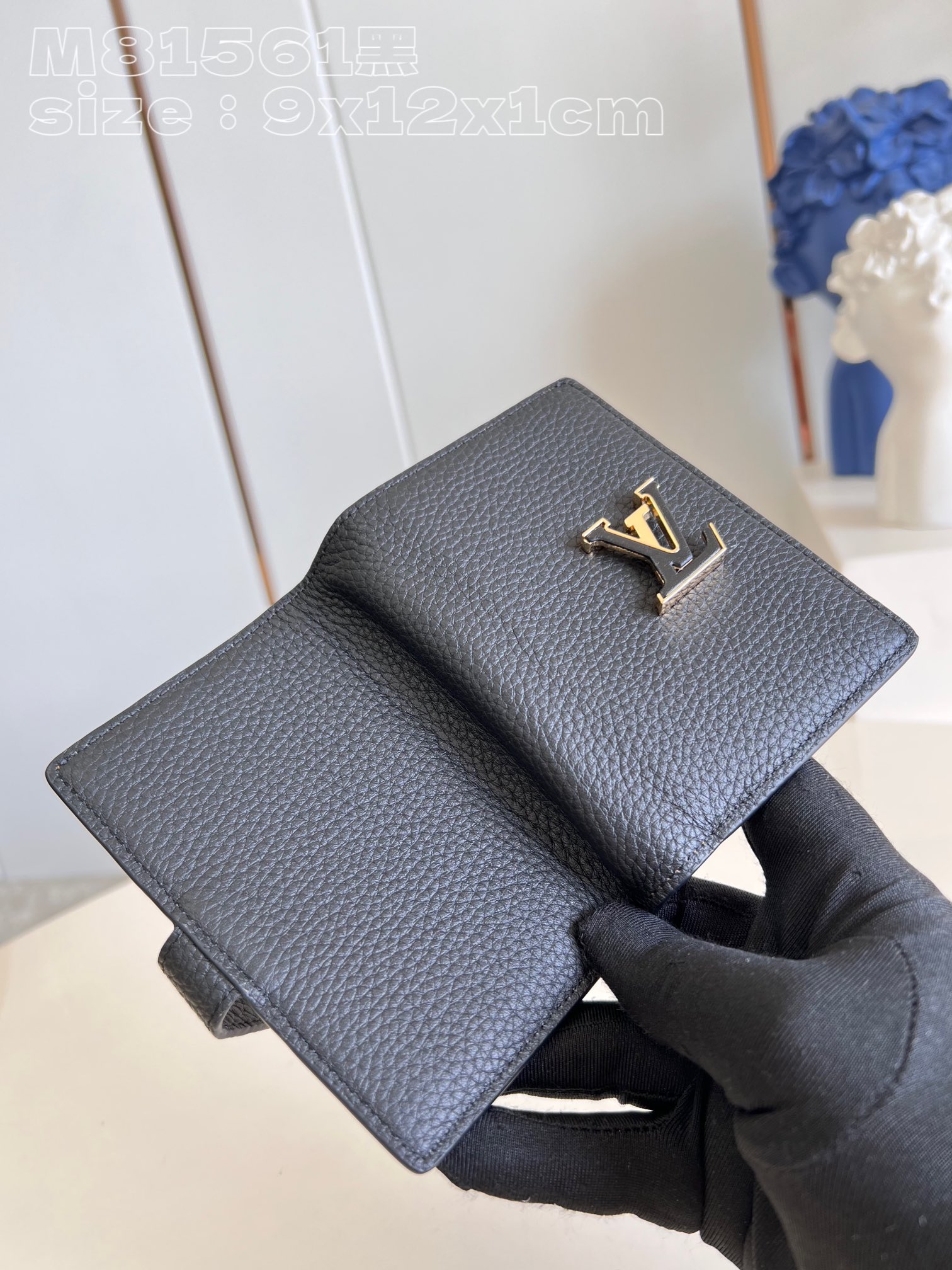 l0*is V*t0n m81561 in black, in grained taurillon leather, is a small, straight lv bag