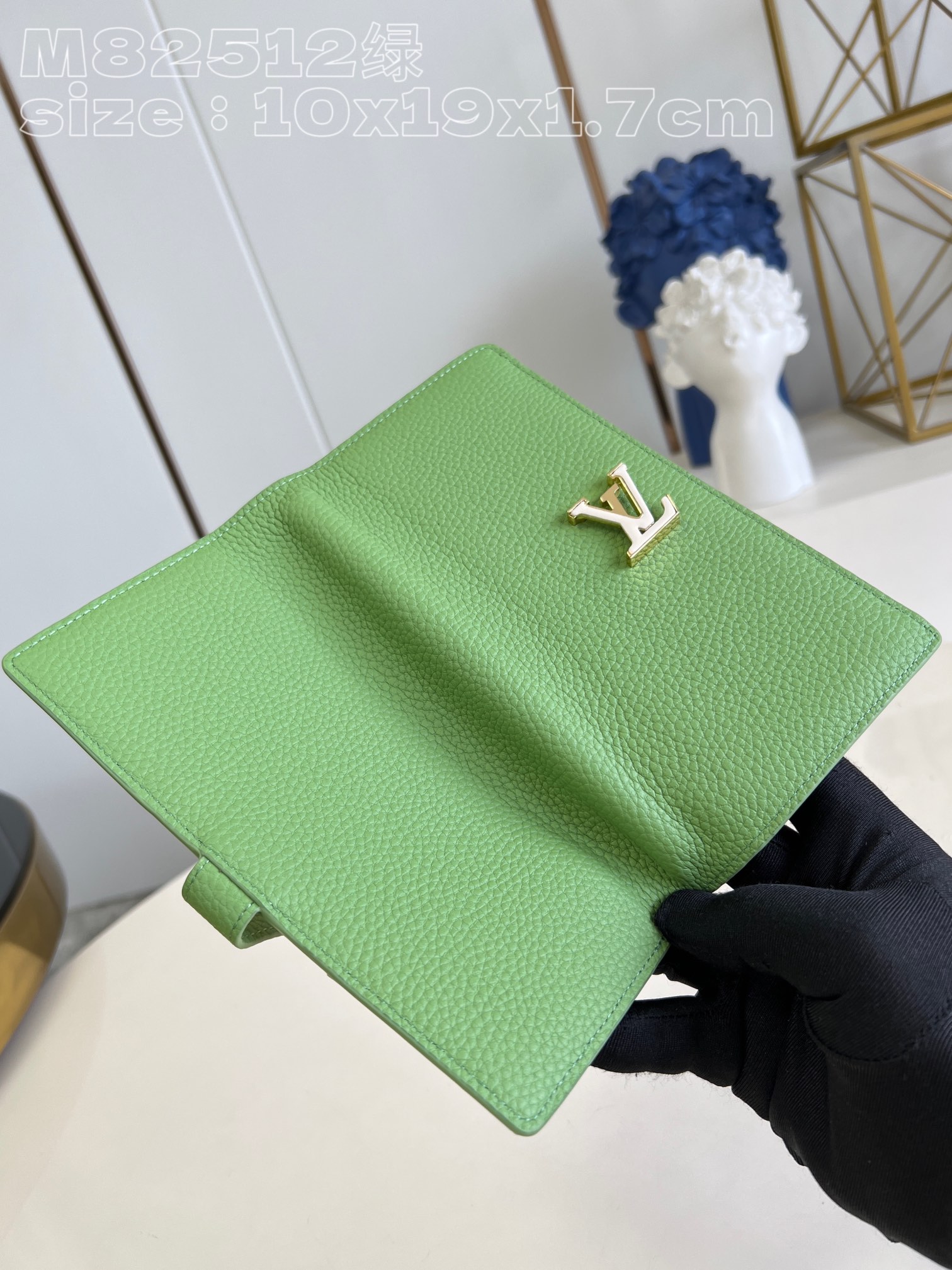 l0*is v*t0n m82512 green lv vertical wallet in S*pple grained taurillon leather