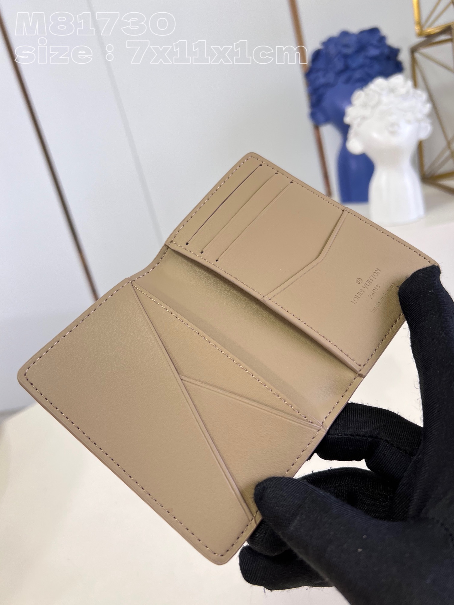 l0*is V*t0n m81730 apricot l0*is V*t0n bag is made of soft cowhide dyed in a sea color with