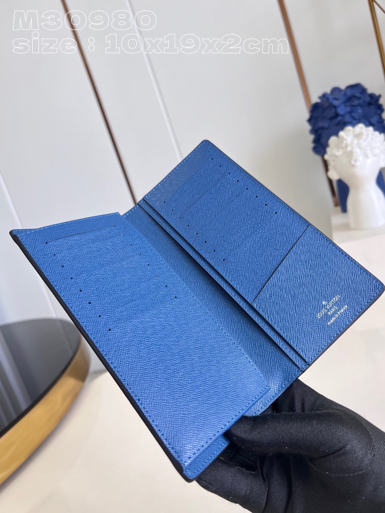 the brazza wallet in l0*is V*t0n m30980 has the rich texture of taga leather and the traditional