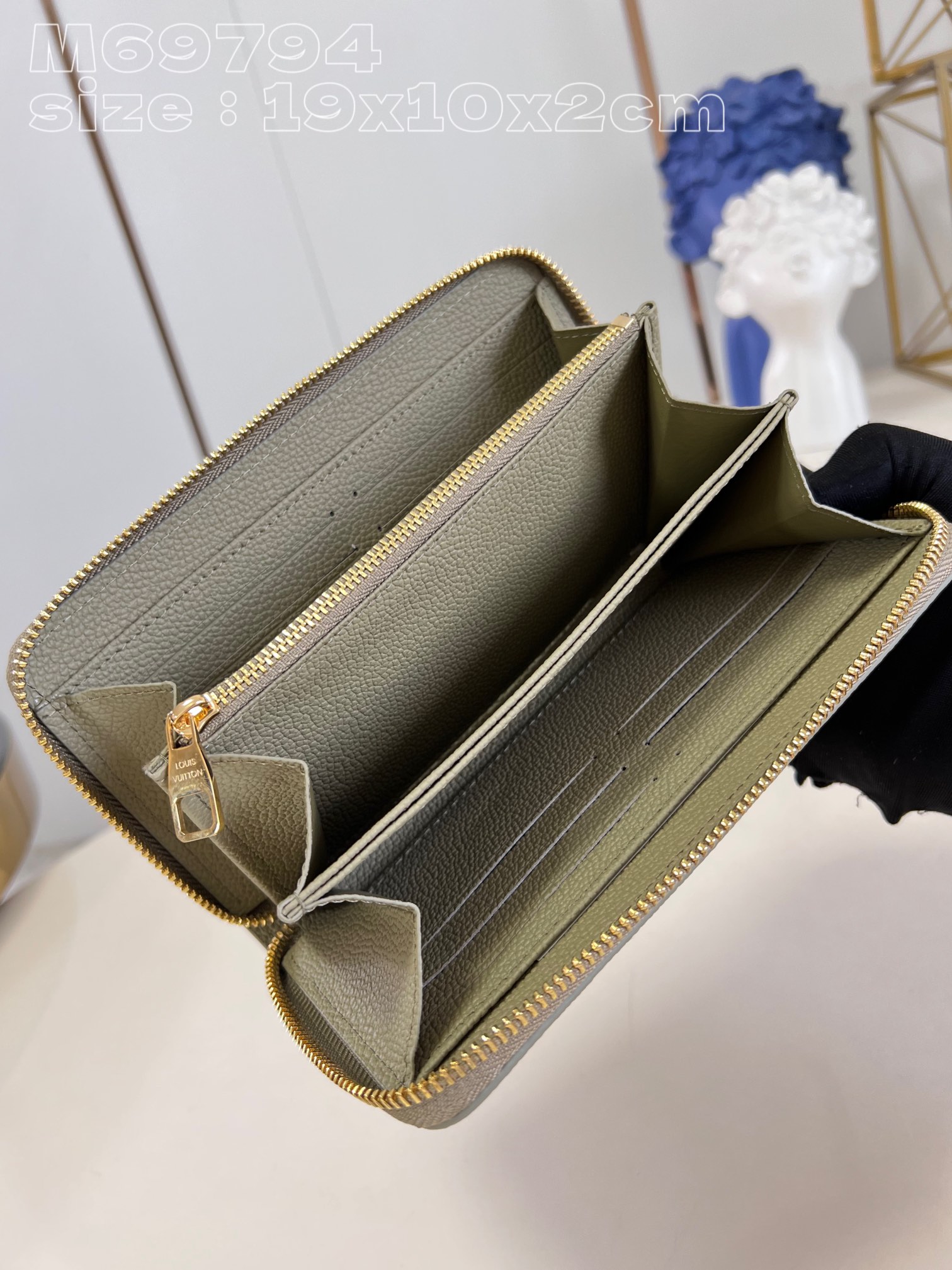 l0*is V*t0n m69794 zippy bag in green is made of colorful monogram empreinte leather
