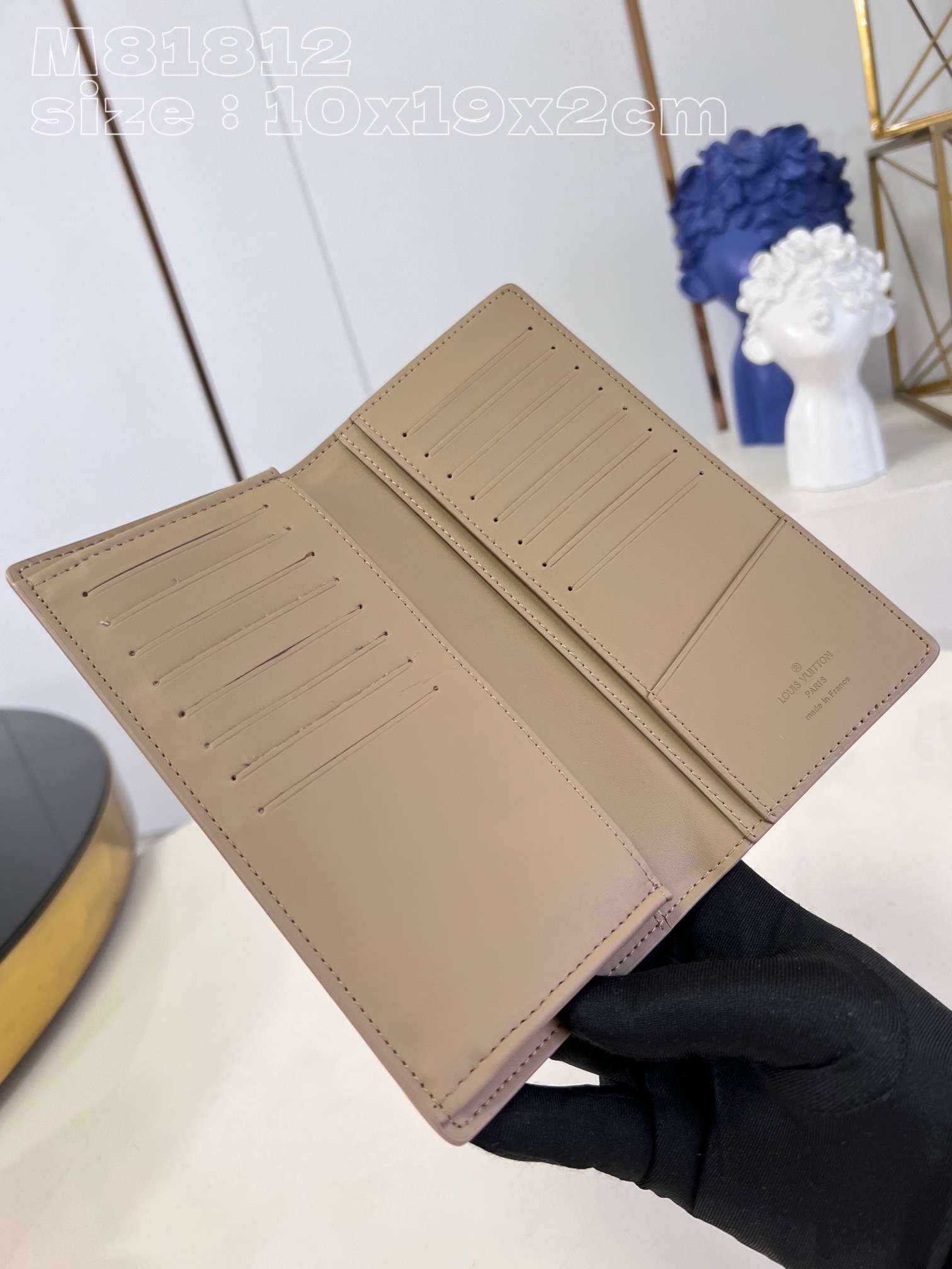 l0*is V*t0n m81812 apricot the new lv aerogram brazza wallet emphasizes the fine texture of