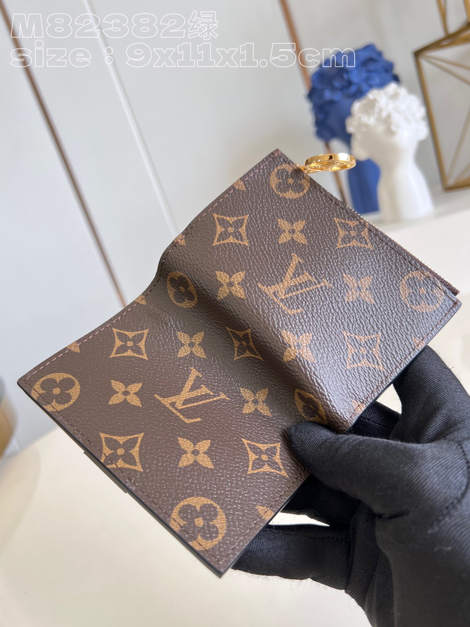 l0*is V*t0n m82382 green portefeuille lisa is made of monogram canvas and lined