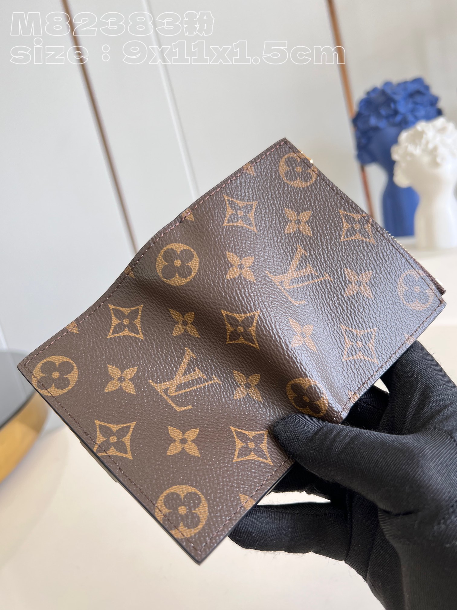 l0*is V*t0n m82383 pink portefeuille lisa is made of monogram canvas and lined with colorful