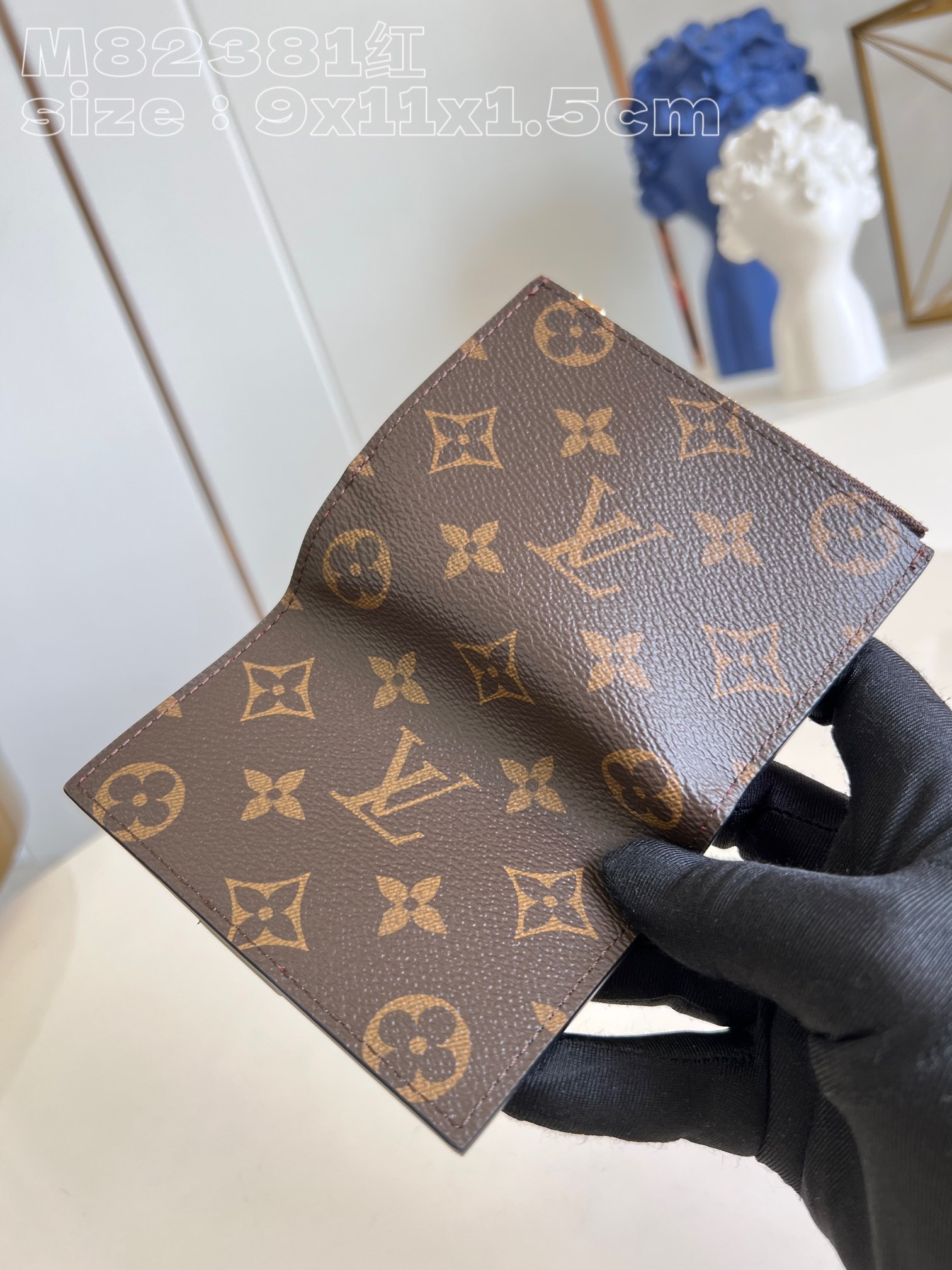 l0*is V*t0n m82381 red portefeuille lisa is made of monogram canvas and lined with colored