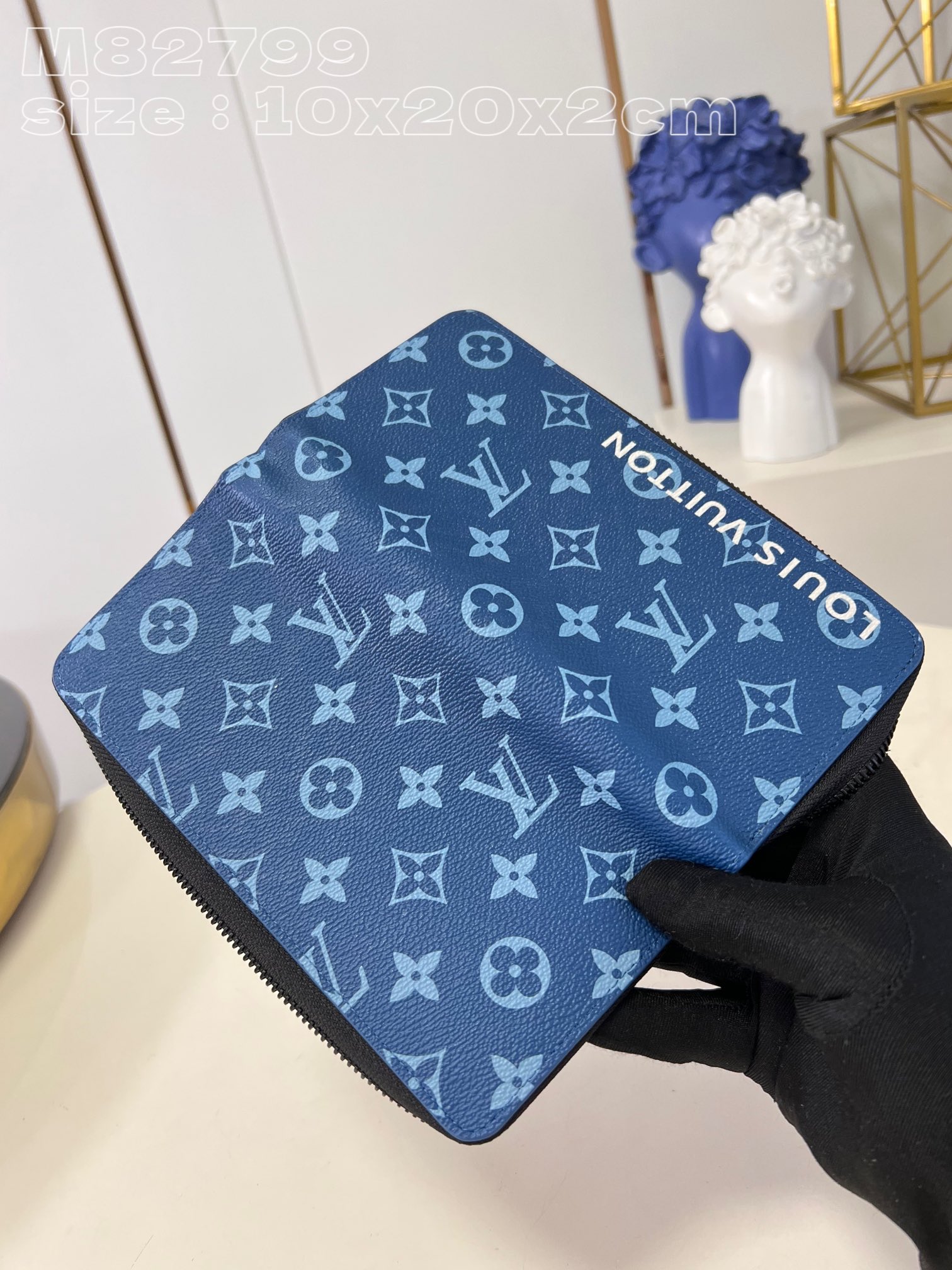 m82799 blue zippy bag in monogram canvas with a contrasting color scheme and “l0*is V*t0n” in