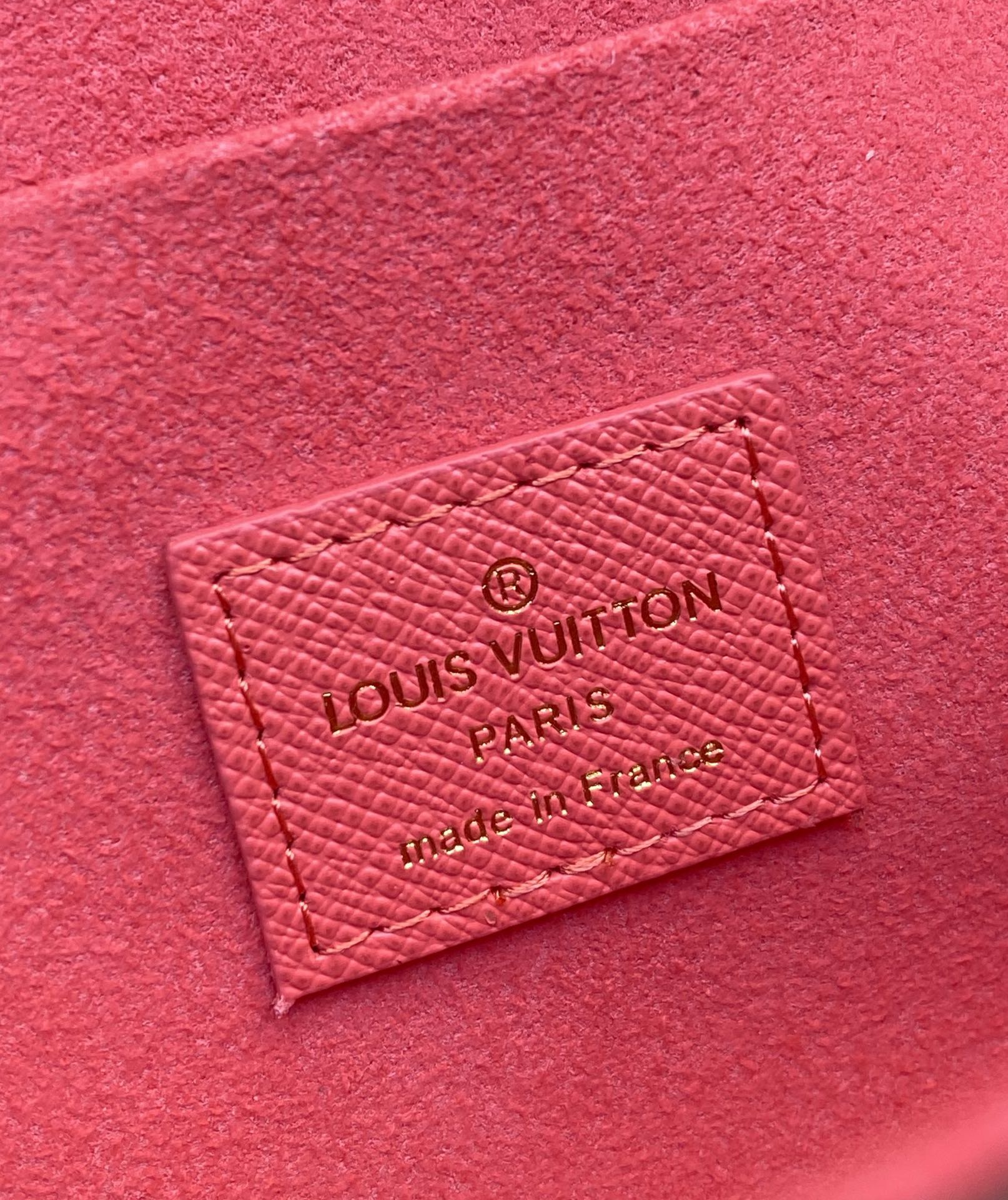 l0*is V*t0n the m82627 three-piece felicie bag is an elegant and luxurious bag with two removable