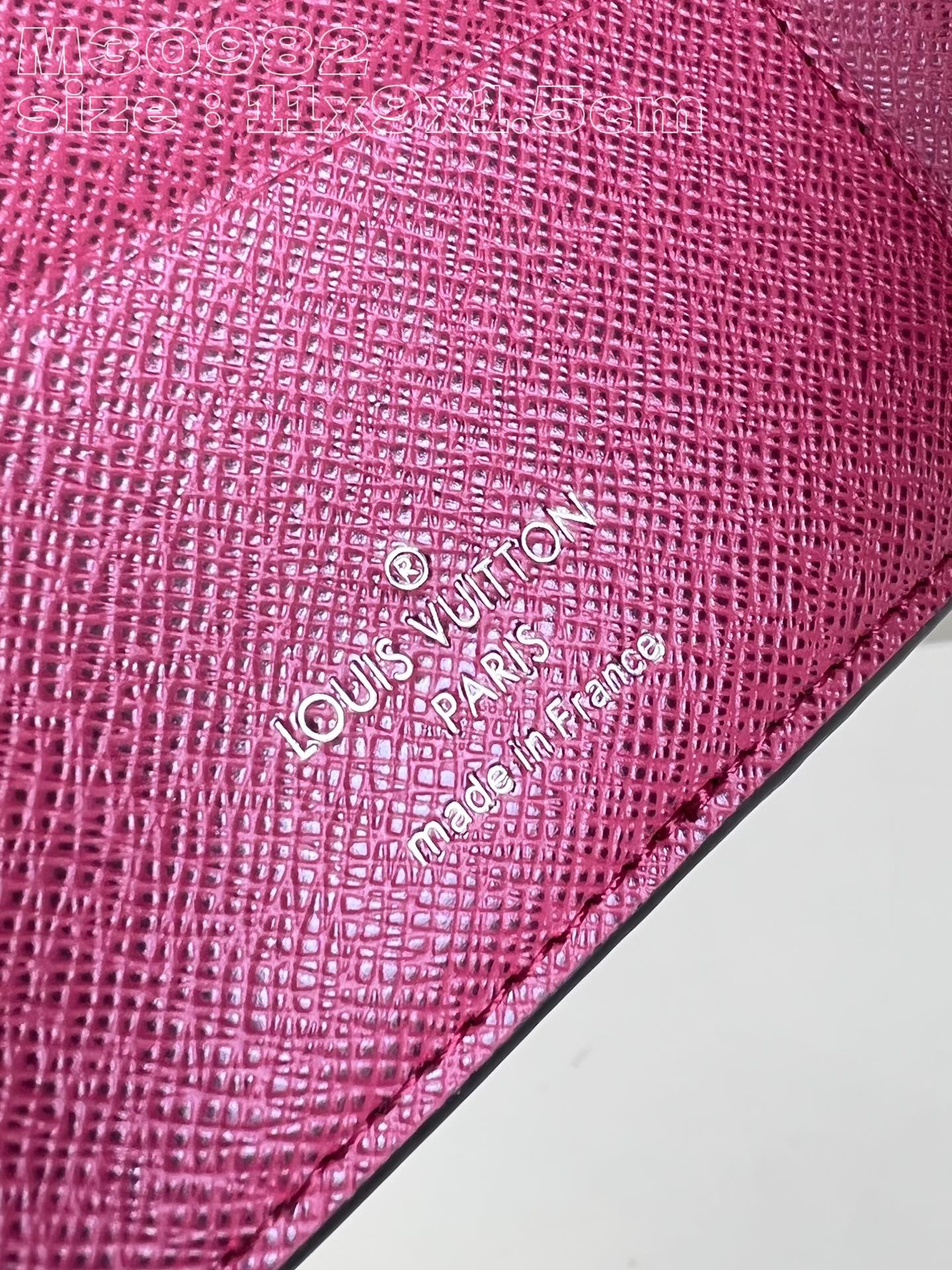 l0*is V*t0n m30982 date multiple wallet in taga cowhide leather is a minimalist design