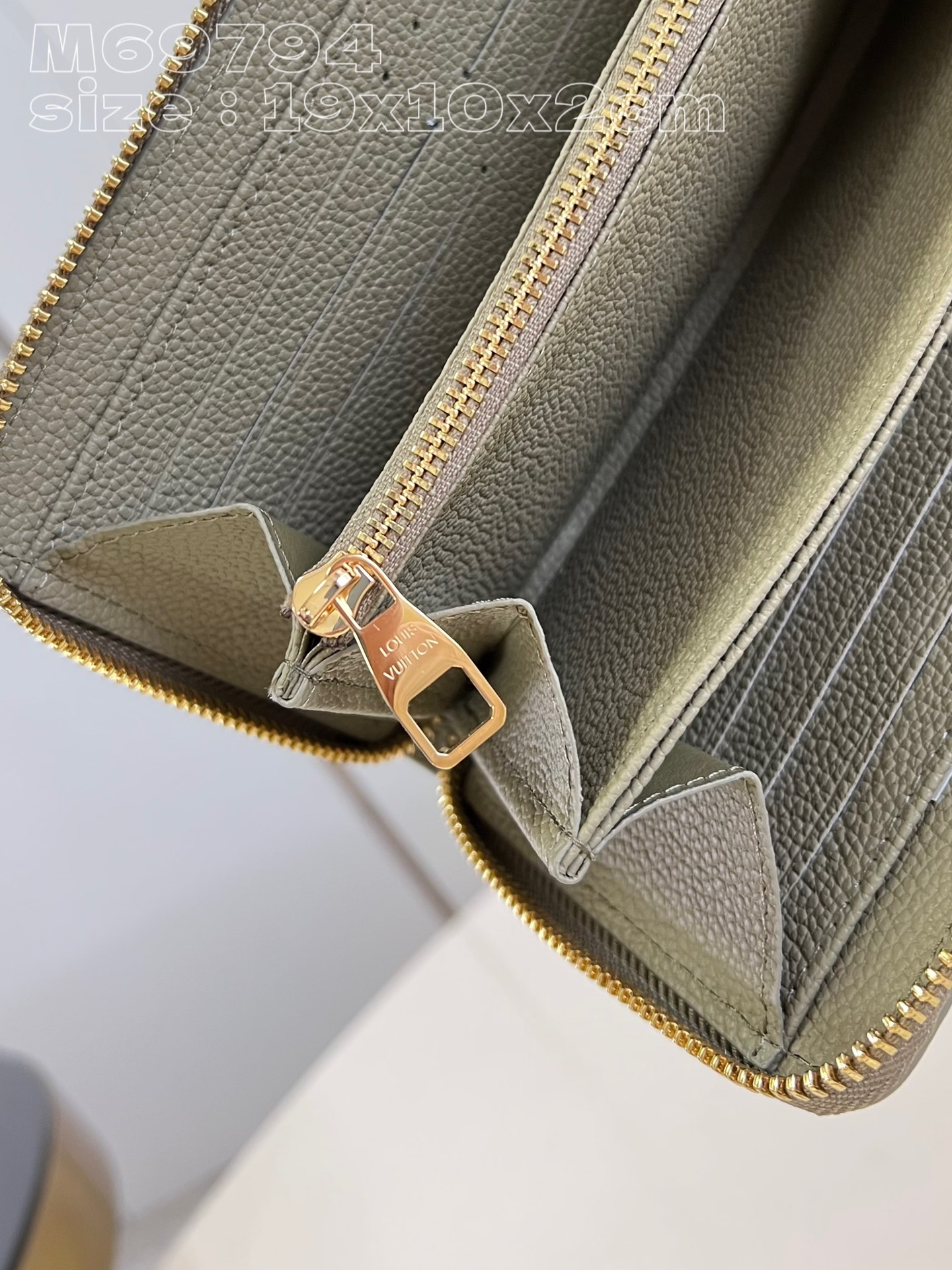 l0*is V*t0n m69794 zippy bag in green is made of colorful monogram empreinte leather
