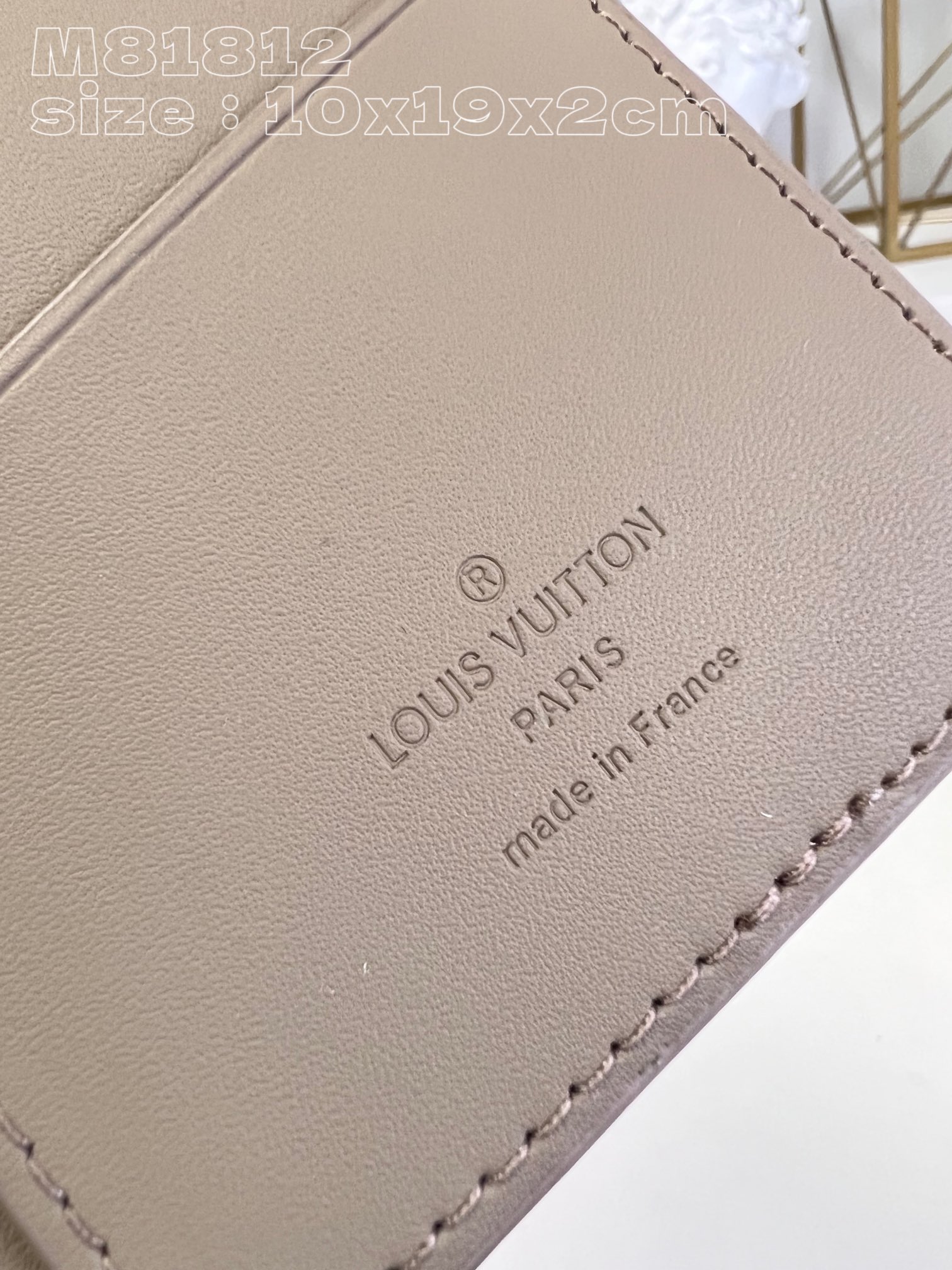 l0*is V*t0n m81812 apricot the new lv aerogram brazza wallet emphasizes the fine texture of