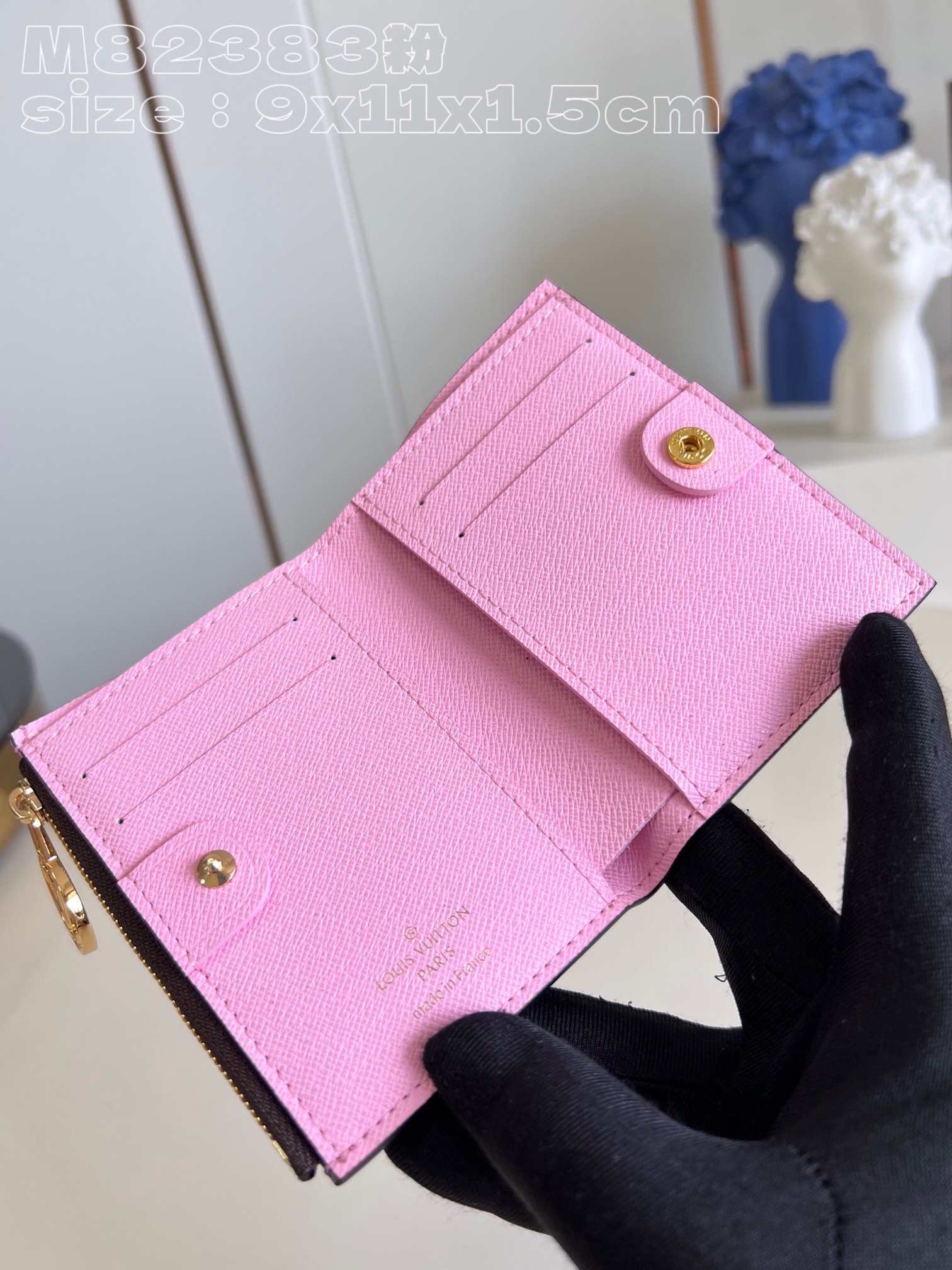 l0*is V*t0n m82383 pink portefeuille lisa is made of monogram canvas and lined with colorful