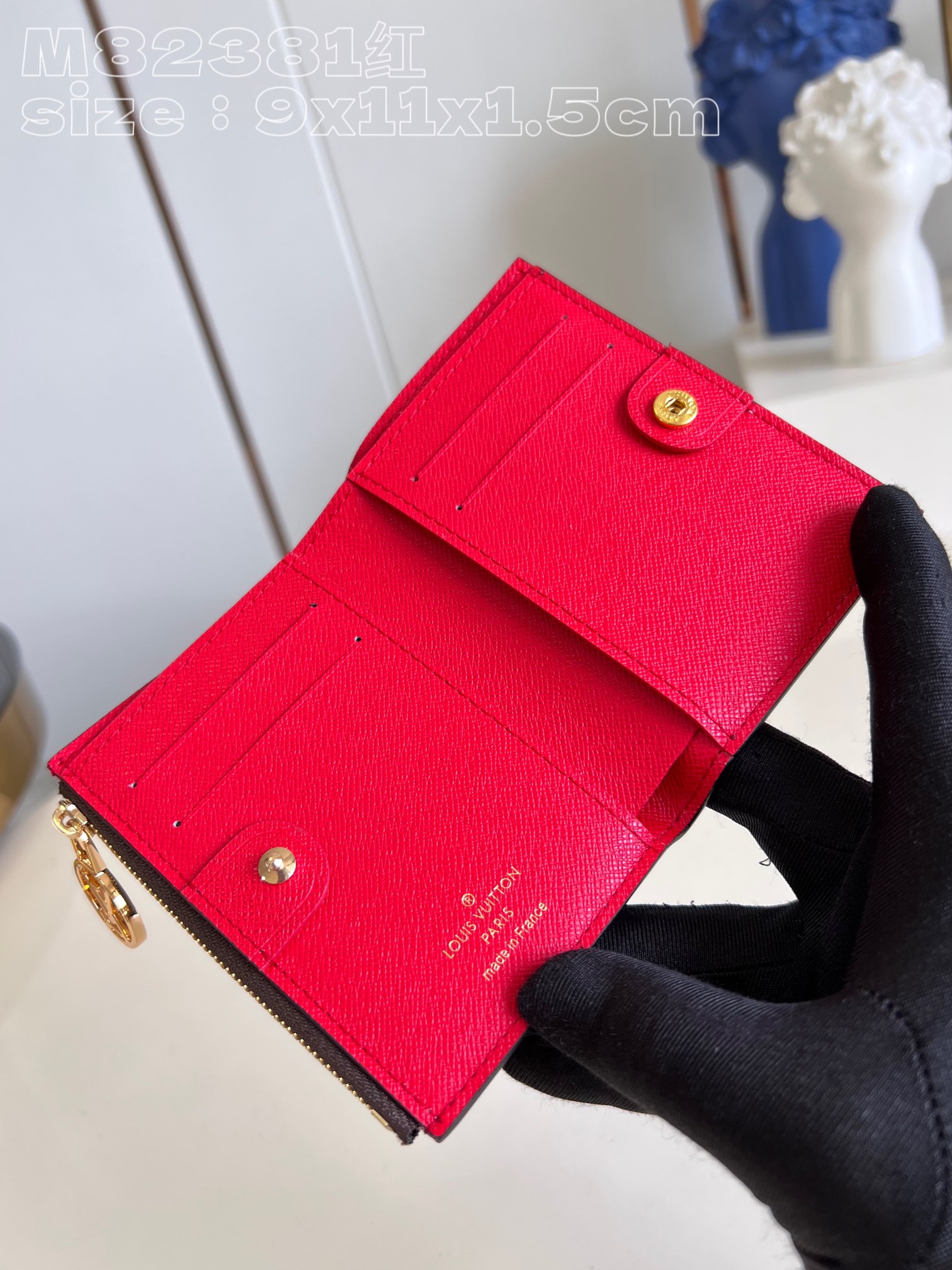 l0*is V*t0n m82381 red portefeuille lisa is made of monogram canvas and lined with colored