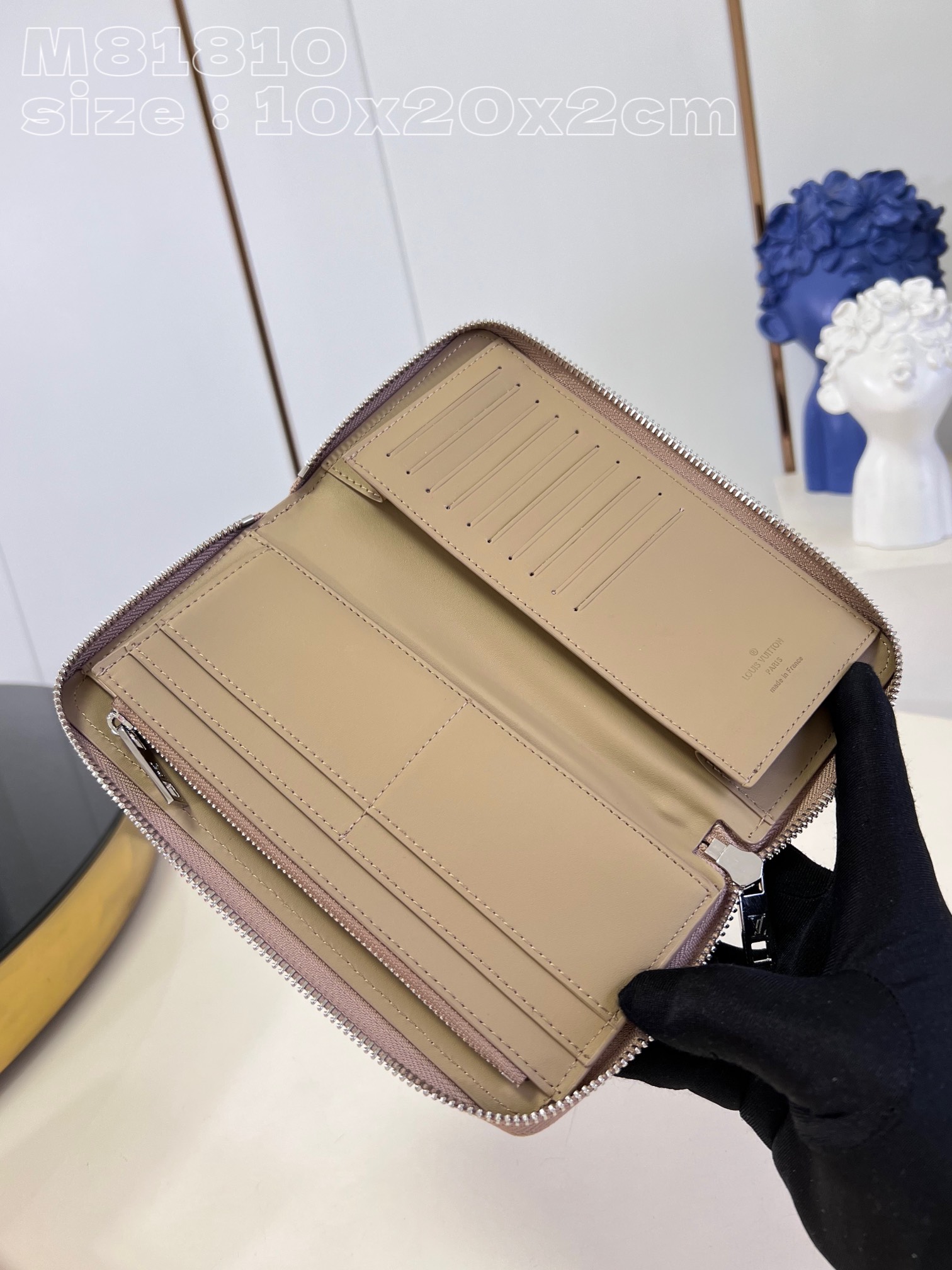 l0*is V*t0n m81810 apricot lv aerogram leather gives the zippy bag an understated style and