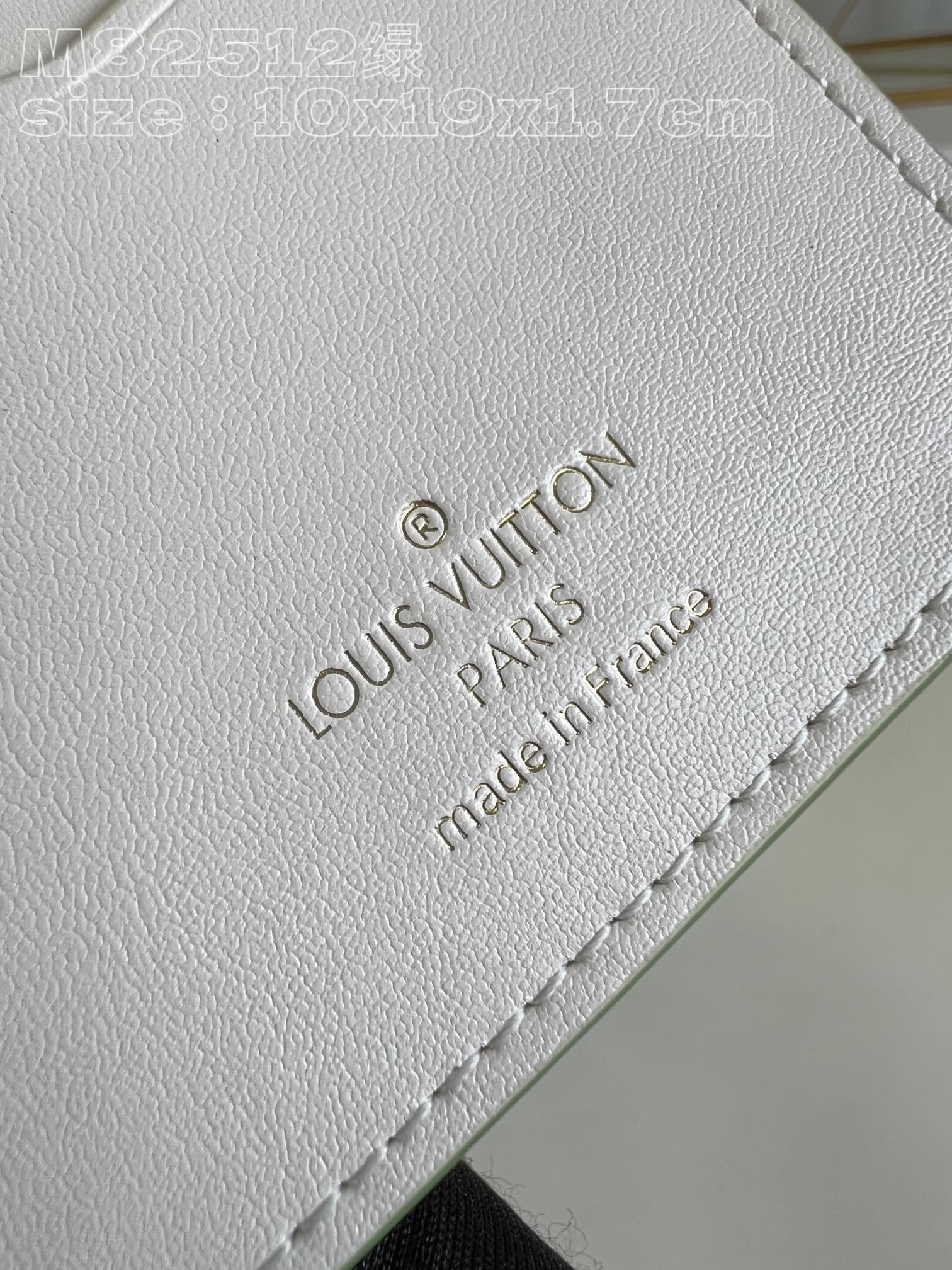 l0*is v*t0n m82512 green lv vertical wallet in S*pple grained taurillon leather