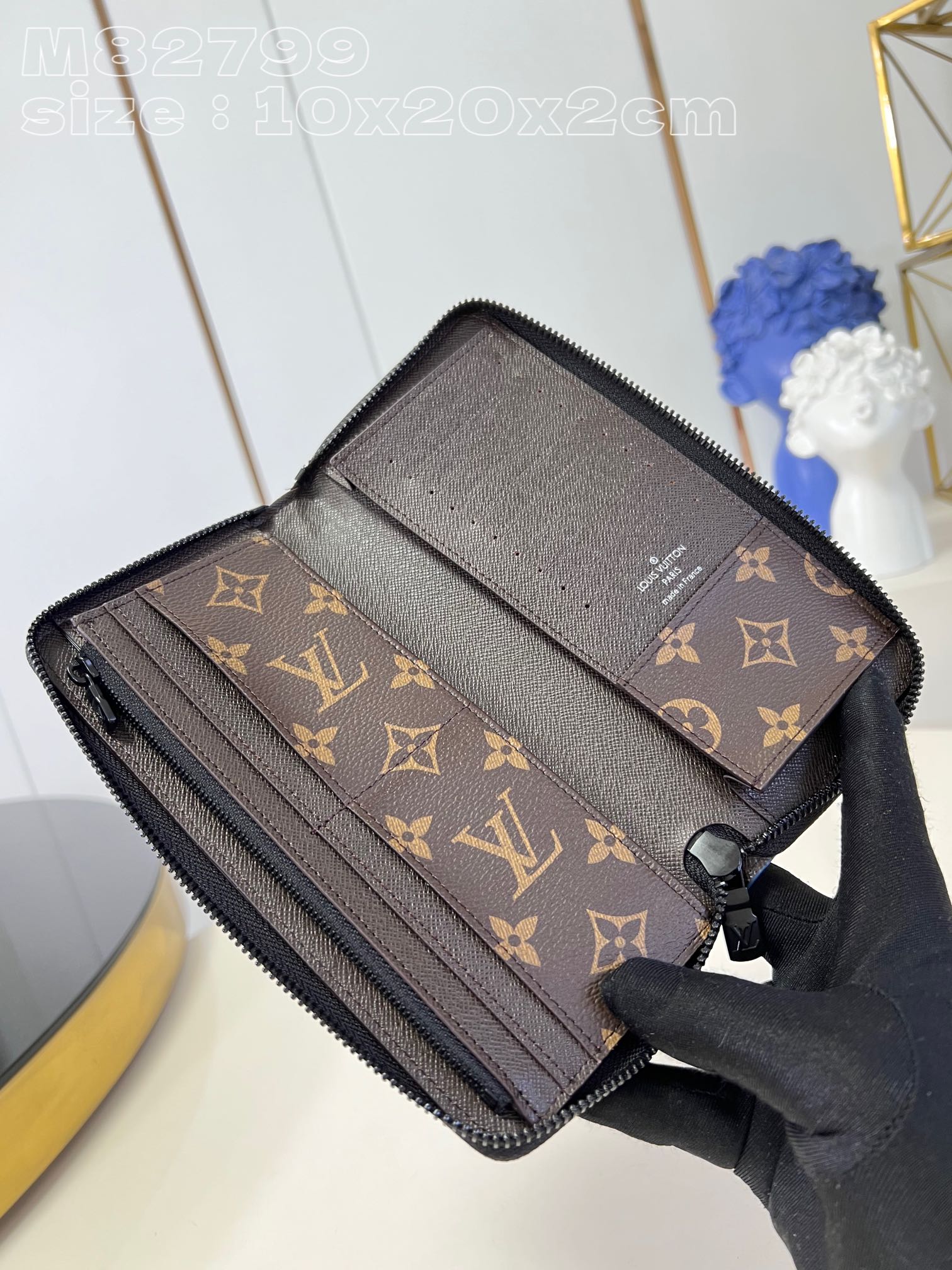 m82799 blue zippy bag in monogram canvas with a contrasting color scheme and “l0*is V*t0n” in