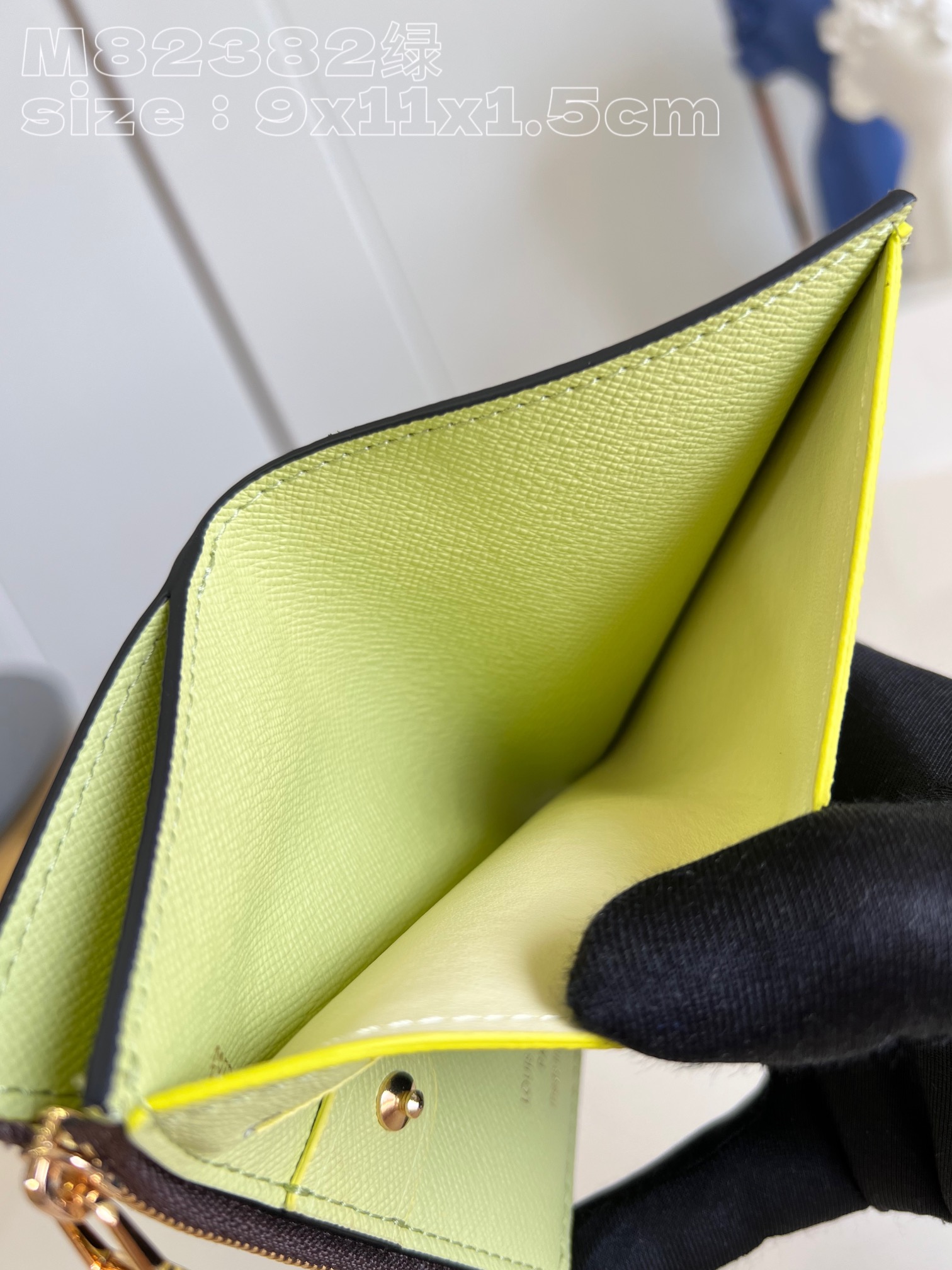l0*is V*t0n m82382 green portefeuille lisa is made of monogram canvas and lined