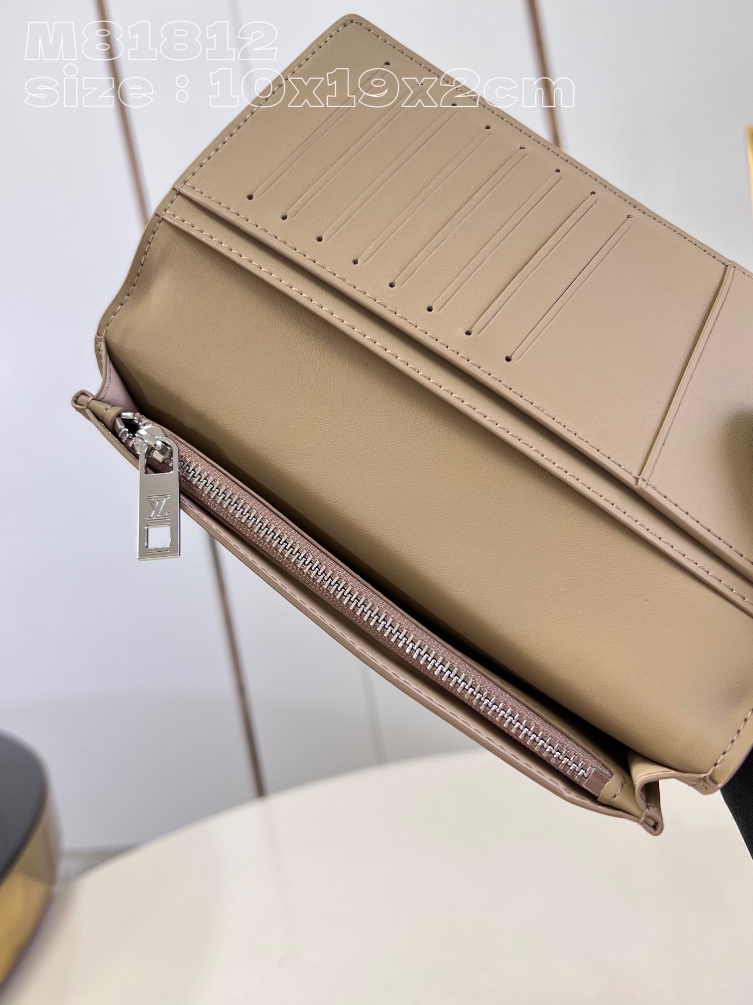 l0*is V*t0n m81812 apricot the new lv aerogram brazza wallet emphasizes the fine texture of