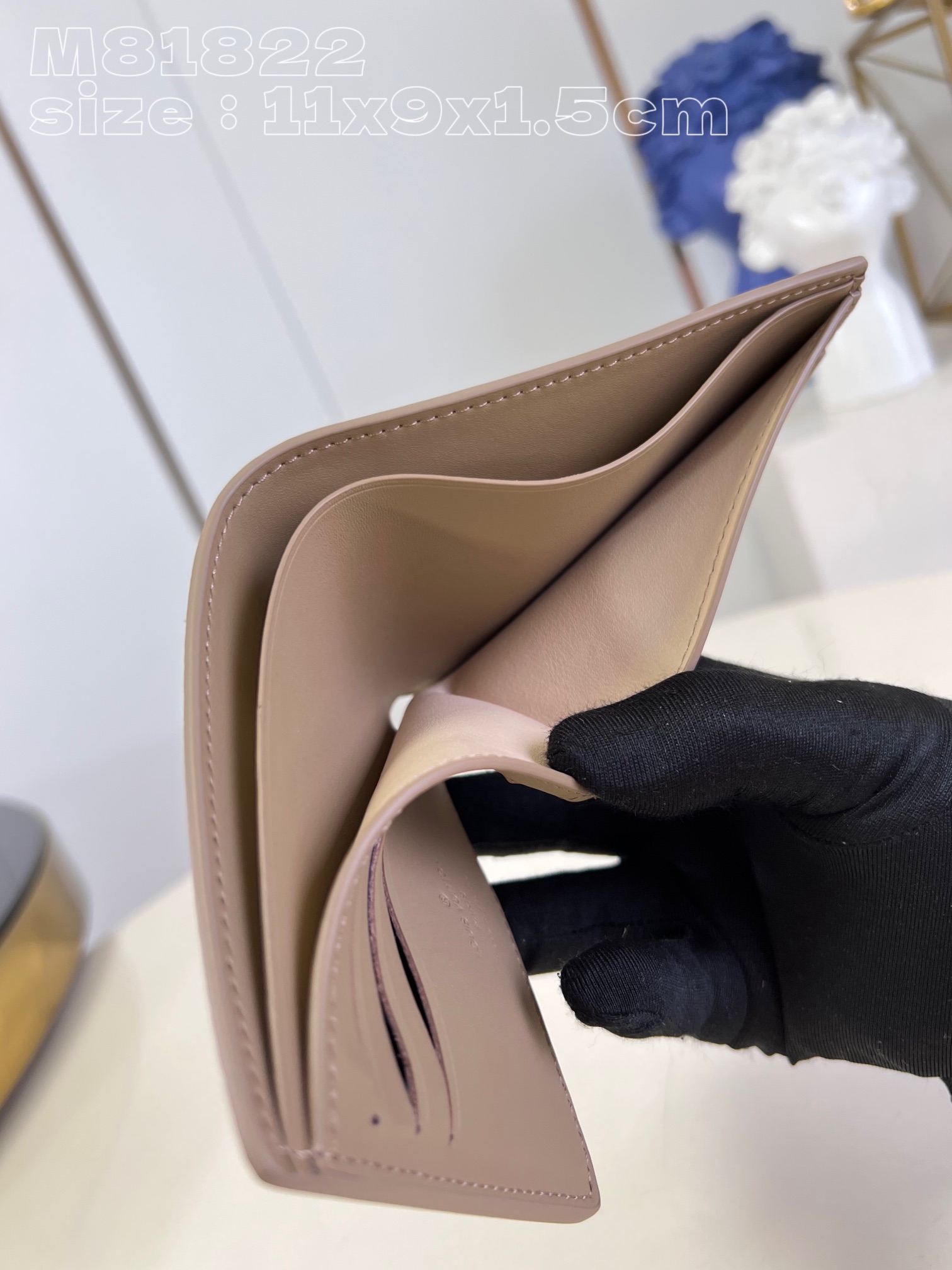 l0*is V*t0n m81822 apricot the new multiple bag in lv aerogram leather is the work of l0*is