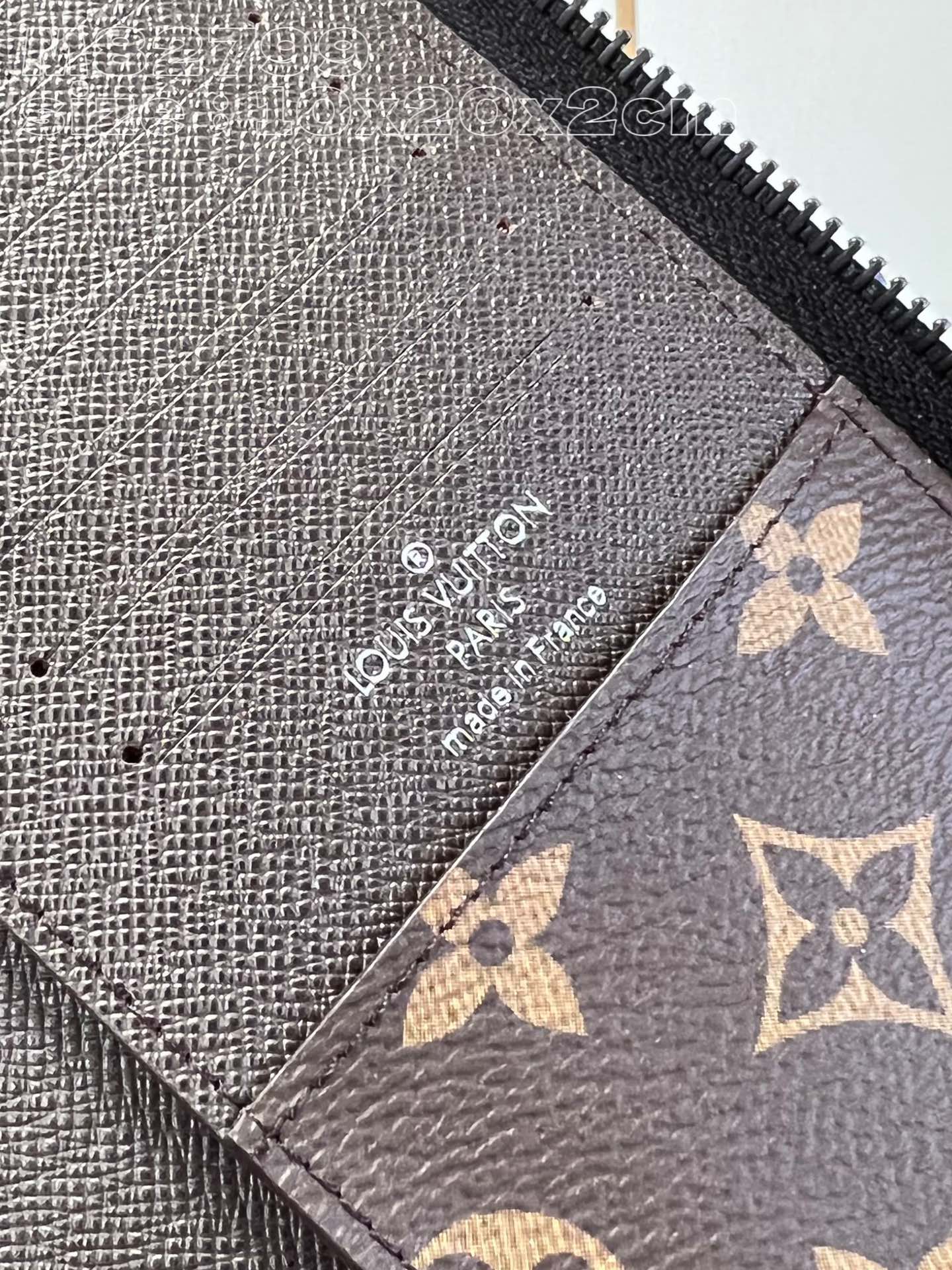m82799 blue zippy bag in monogram canvas with a contrasting color scheme and “l0*is V*t0n” in