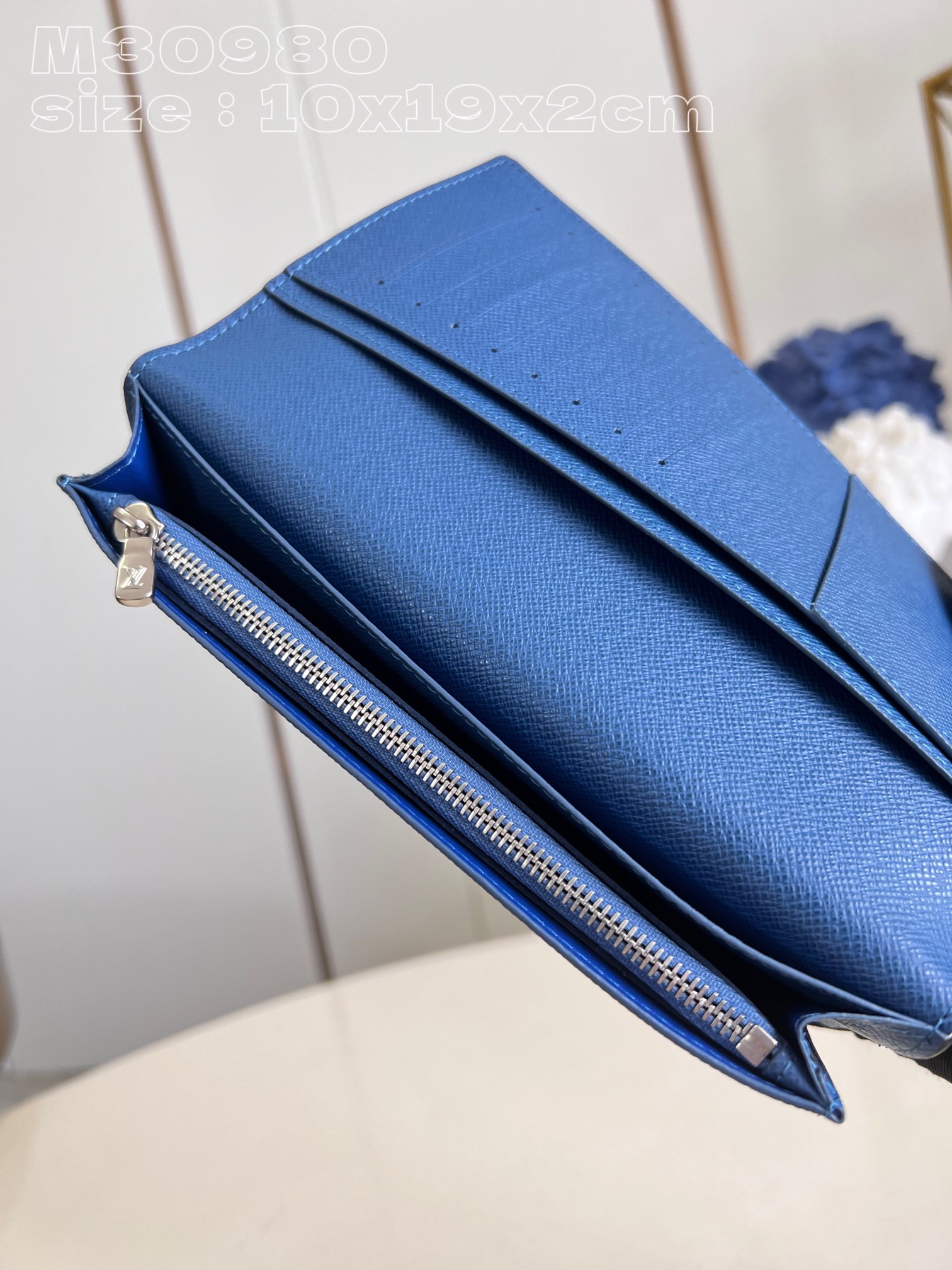 the brazza wallet in l0*is V*t0n m30980 has the rich texture of taga leather and the traditional