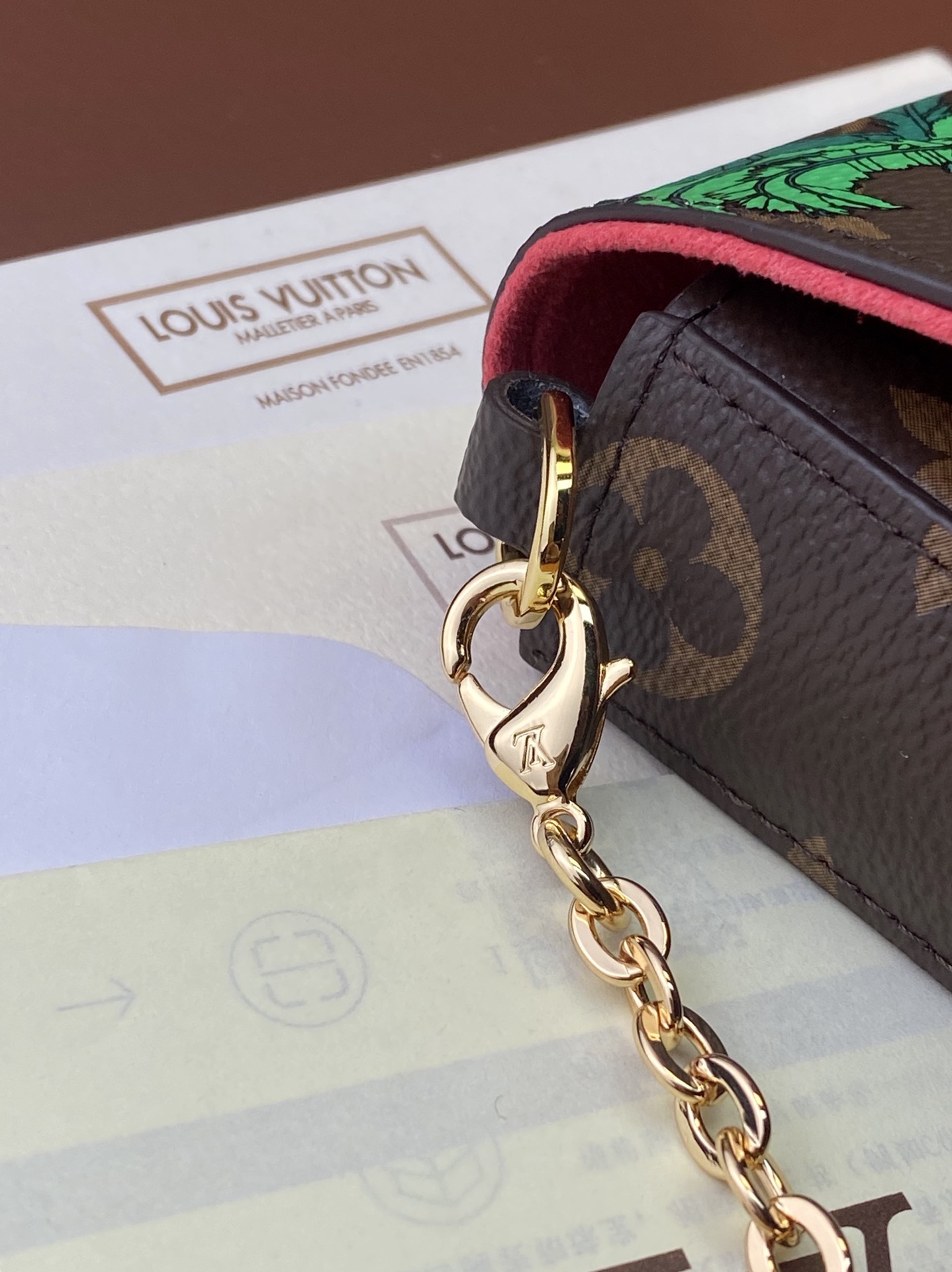 l0*is V*t0n the m82627 three-piece felicie bag is an elegant and luxurious bag with two removable