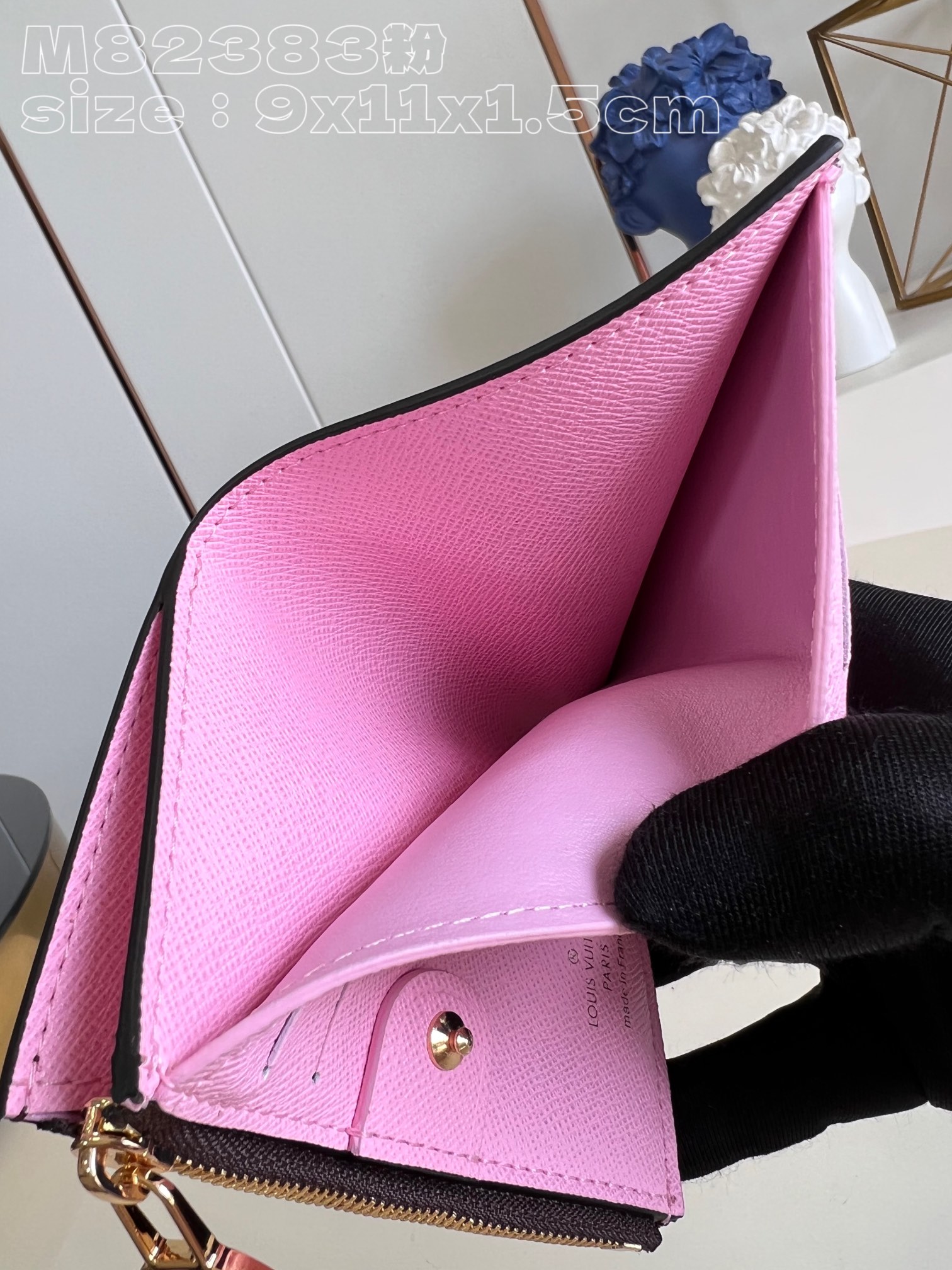 l0*is V*t0n m82383 pink portefeuille lisa is made of monogram canvas and lined with colorful