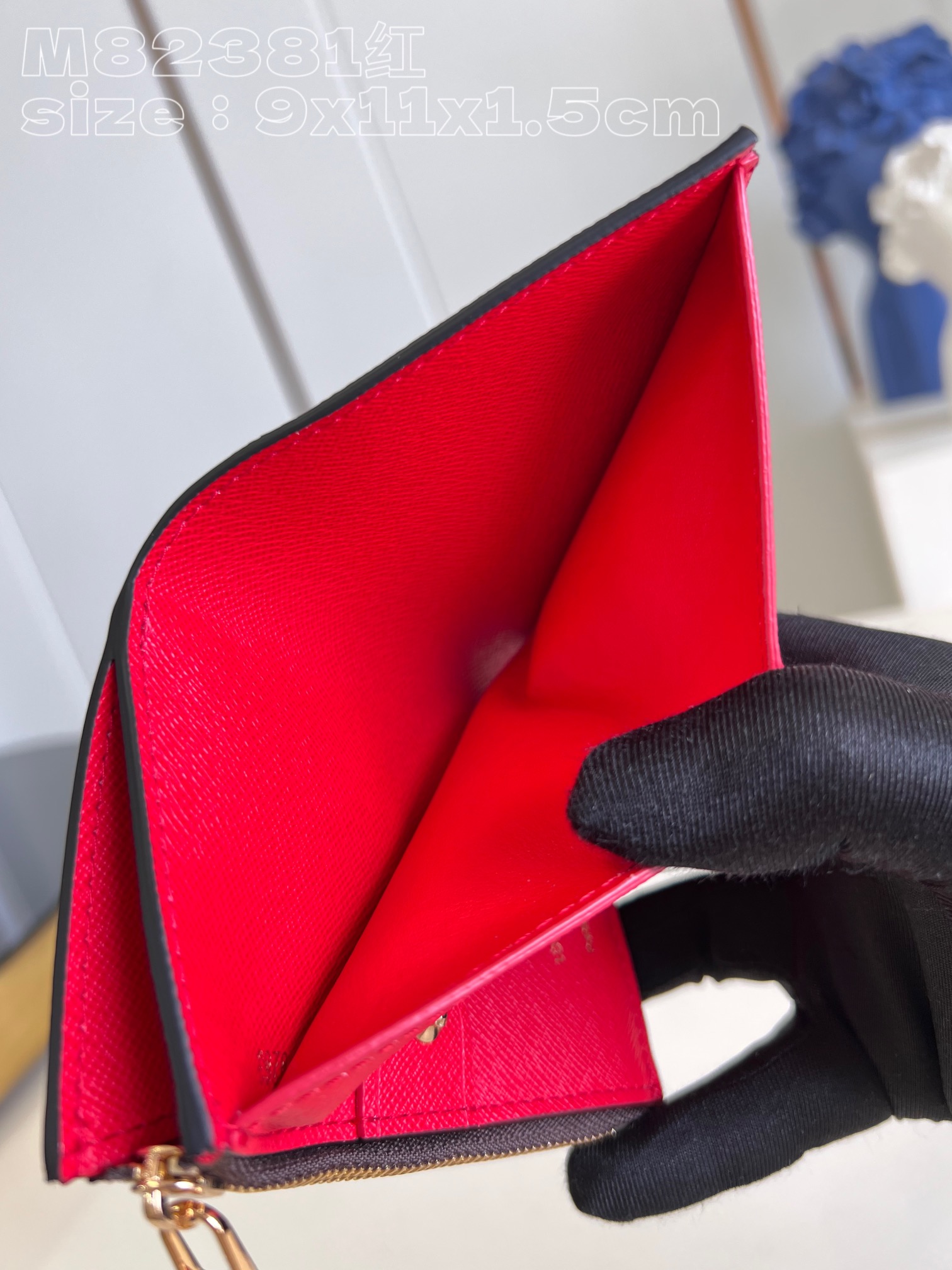 l0*is V*t0n m82381 red portefeuille lisa is made of monogram canvas and lined with colored