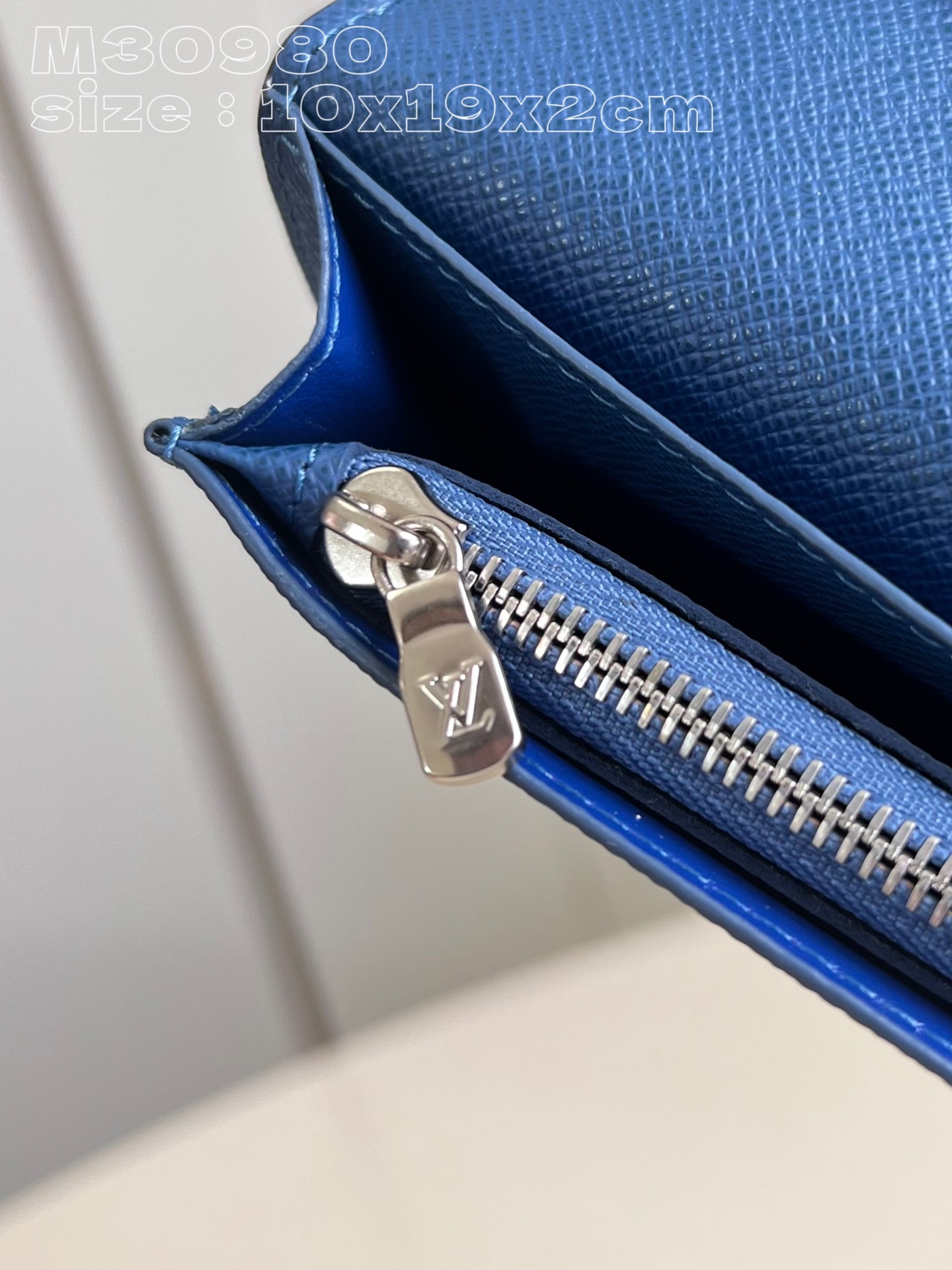 the brazza wallet in l0*is V*t0n m30980 has the rich texture of taga leather and the traditional