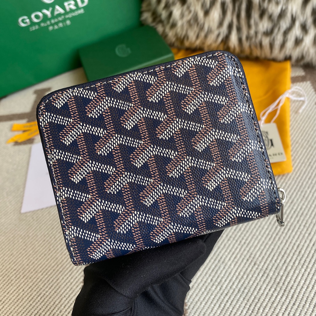 navy Go*ard matignon pm wallet is a compact shape and closes securely with a zip