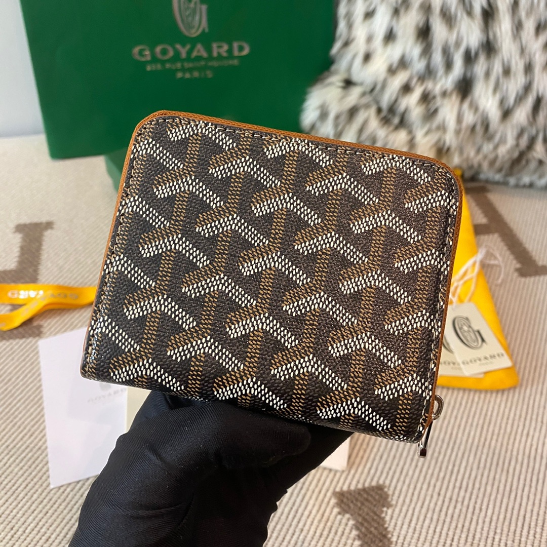 black and tan Go*ard matignon pm wallet is a compact shape and closes securely with a zip