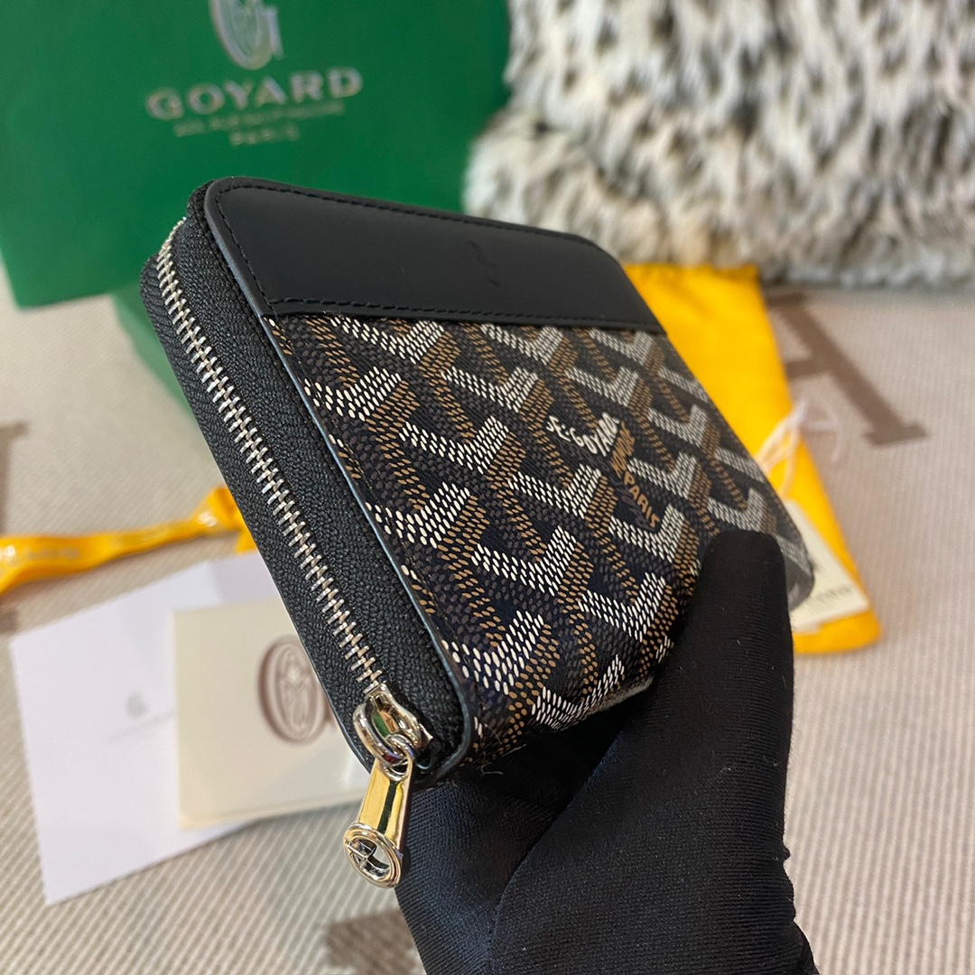 black Go*ard matignon pm wallet is a compact shape and closes securely with a zip