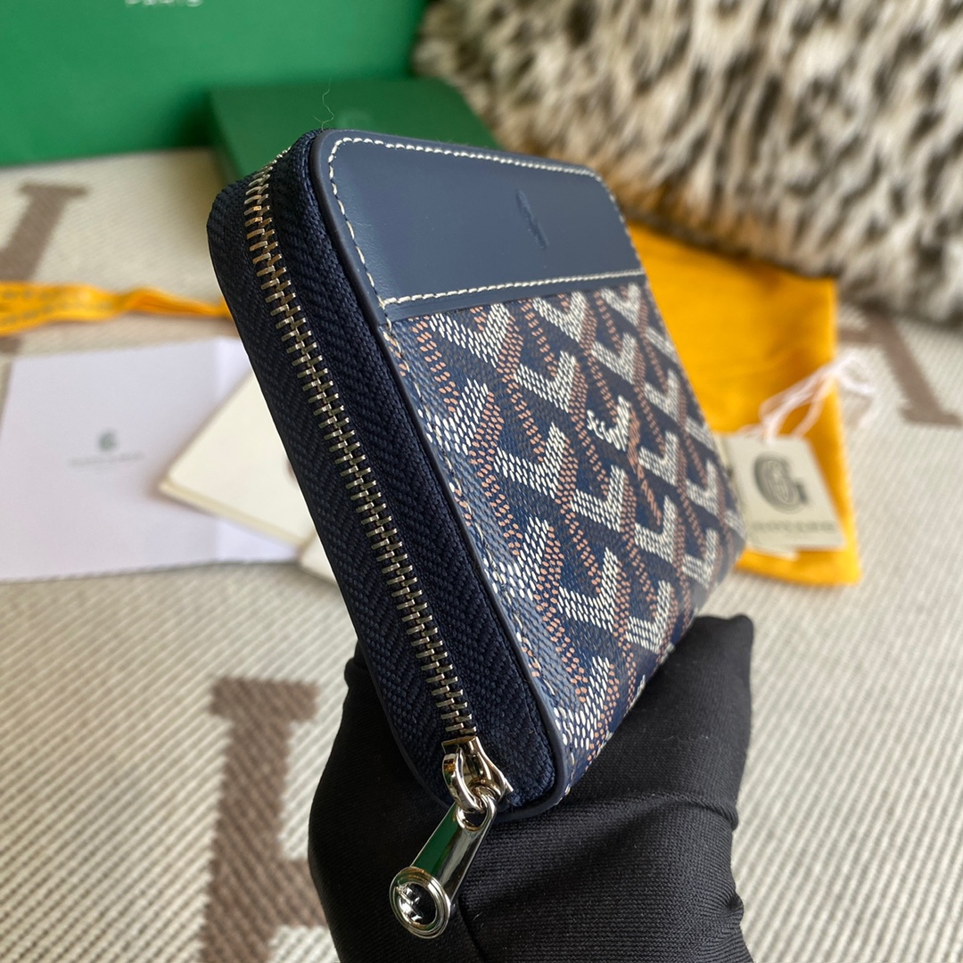 navy Go*ard matignon pm wallet is a compact shape and closes securely with a zip