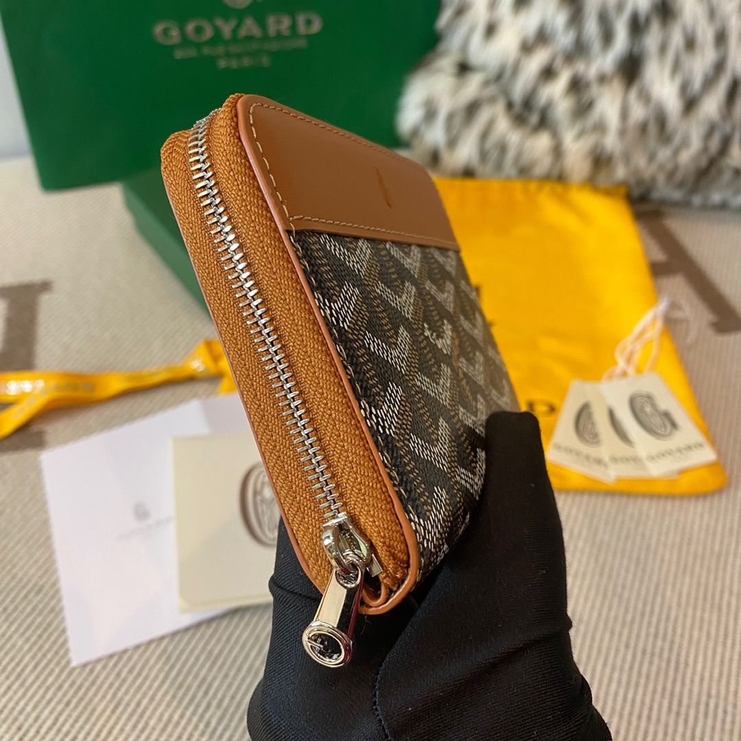 black and tan Go*ard matignon pm wallet is a compact shape and closes securely with a zip