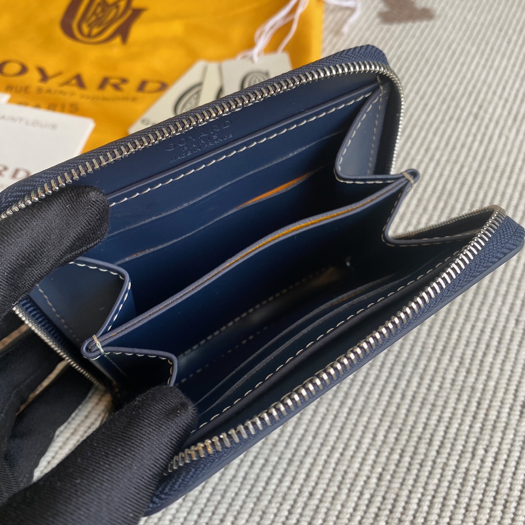navy Go*ard matignon pm wallet is a compact shape and closes securely with a zip