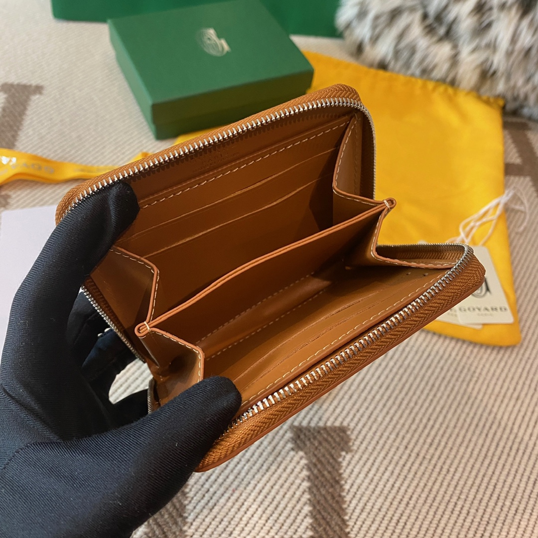 black and tan Go*ard matignon pm wallet is a compact shape and closes securely with a zip