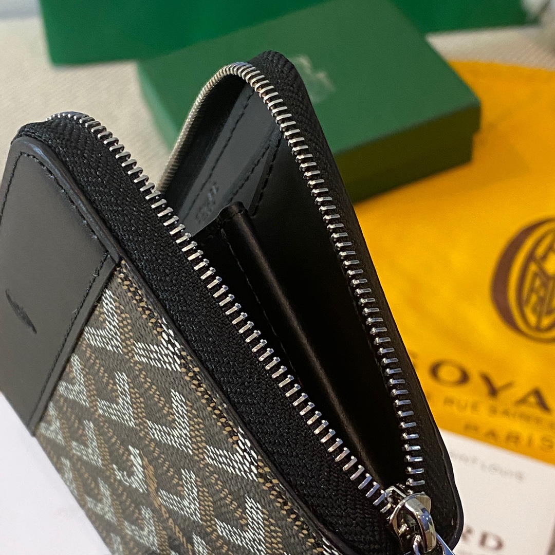 black Go*ard matignon pm wallet is a compact shape and closes securely with a zip