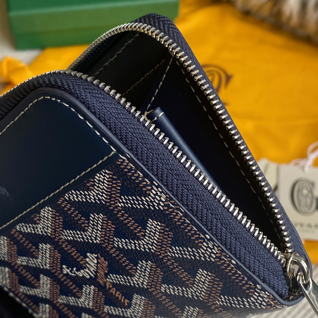 navy Go*ard matignon pm wallet is a compact shape and closes securely with a zip