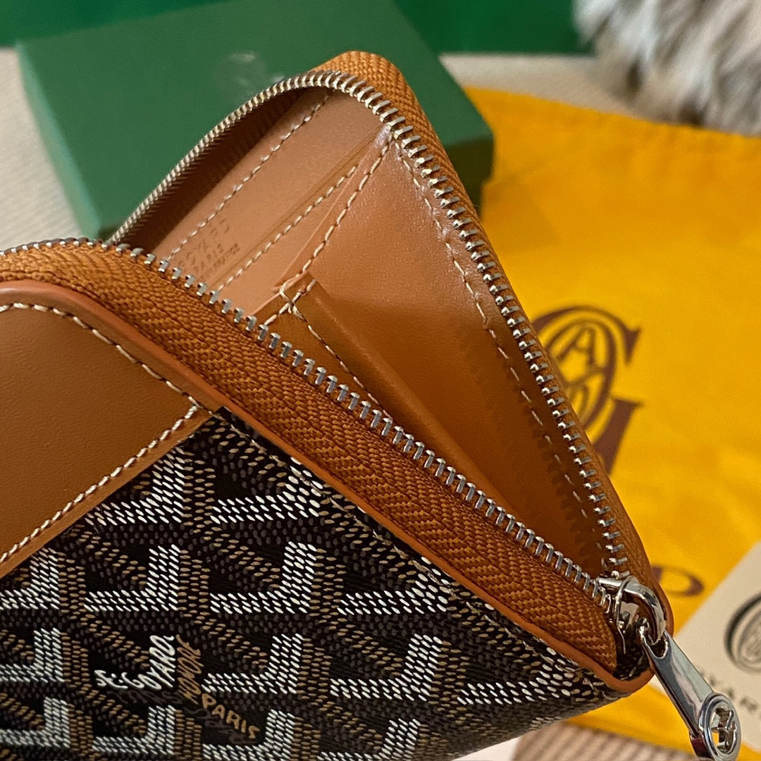 black and tan Go*ard matignon pm wallet is a compact shape and closes securely with a zip