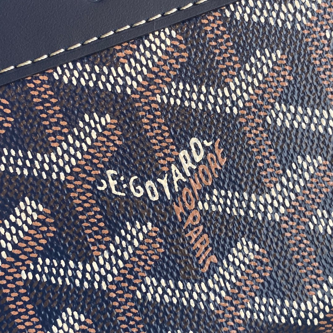 navy Go*ard matignon pm wallet is a compact shape and closes securely with a zip